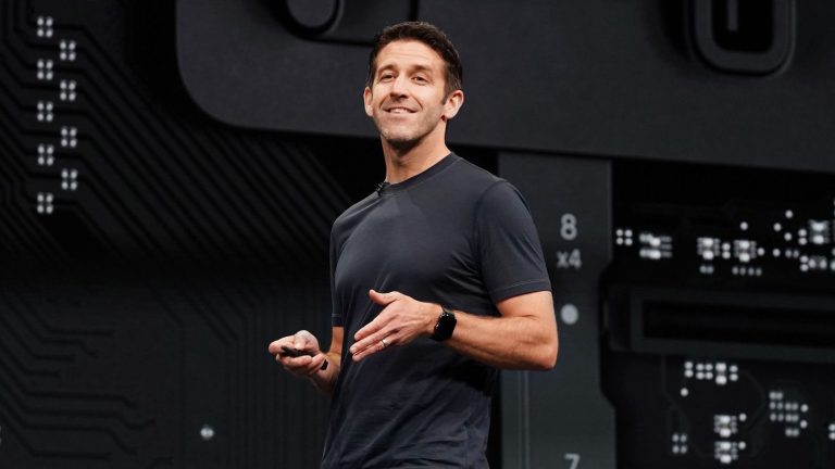 Ο υποψήφιος Διευθύνων Σύμβουλος της Apple, John Ternus, είναι «πολύ συμπαθής» και βοήθησε στην αντιστροφή της «φθίνουσας ποιότητας προϊόντων»