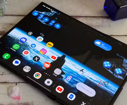 Το Samsung Galaxy Z TriFold τοποθετείται σε ένα γραφείο