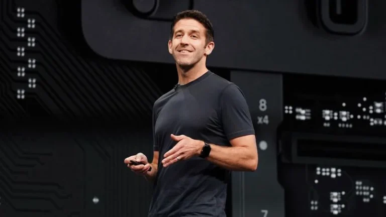 Ο υποψήφιος διευθύνων σύμβουλος της Apple, John Ternus, είναι «αγαπητός» και βοήθησε στην αντιστροφή της «φθίνουσας ποιότητας προϊόντων»