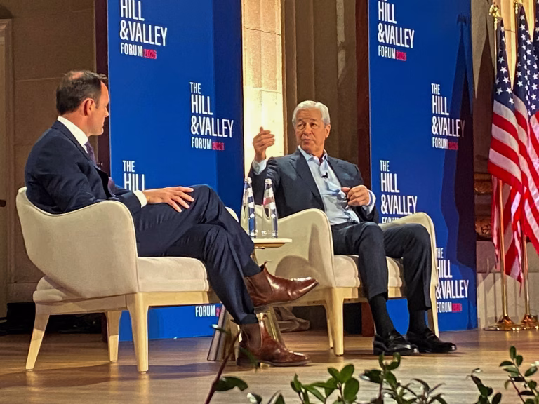 Ντίμον: Κρούει τον κώδωνα του κινδύνου για την τεχνητή νοημοσύνη –