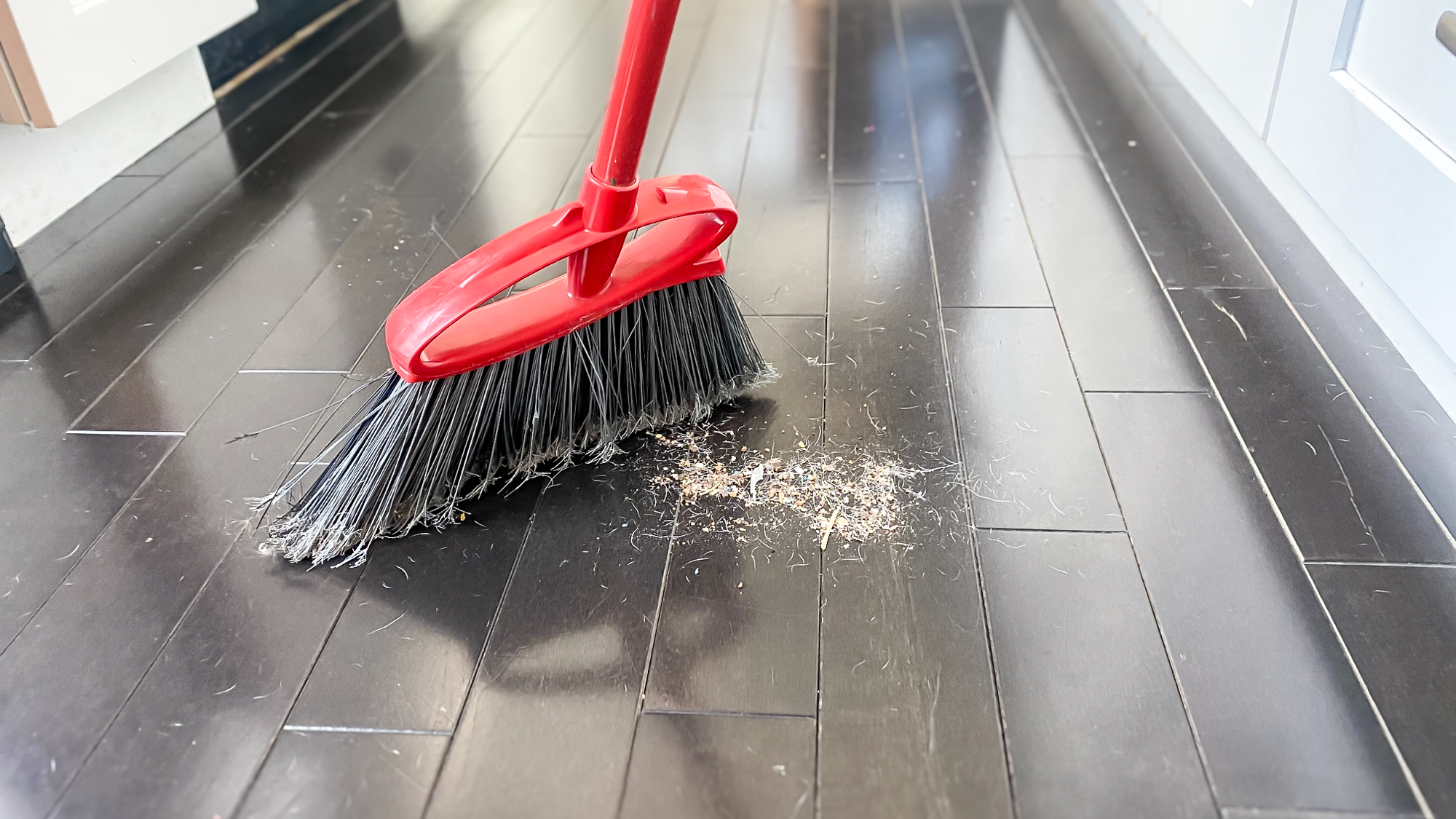 Roborock Saros 20 ρομπότ με ηλεκτρική σκούπα σε διαμέρισμα