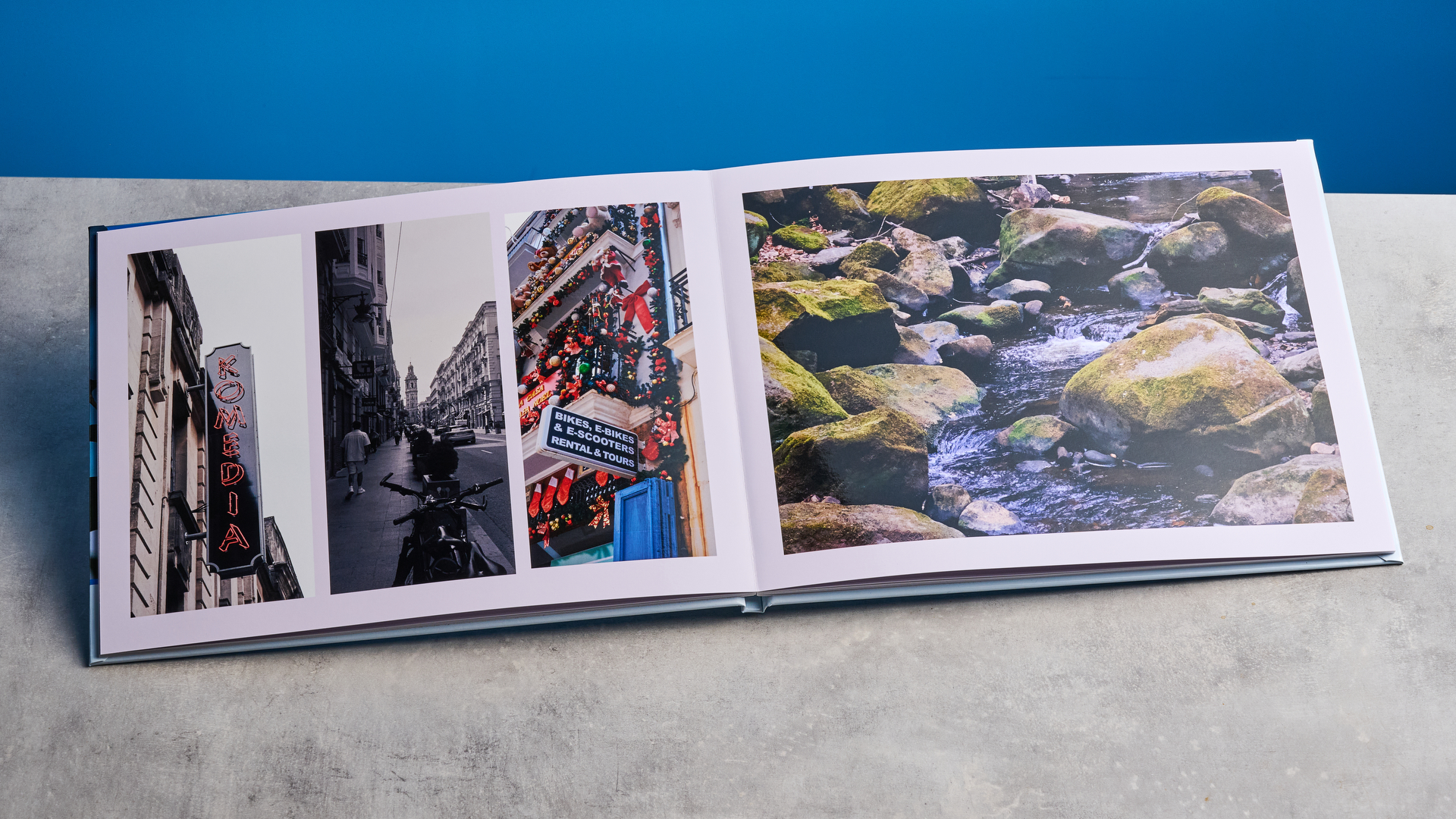 Το άλμπουμ φωτογραφιών Popsa φωτογραφίζεται μπροστά σε μπλε φόντο