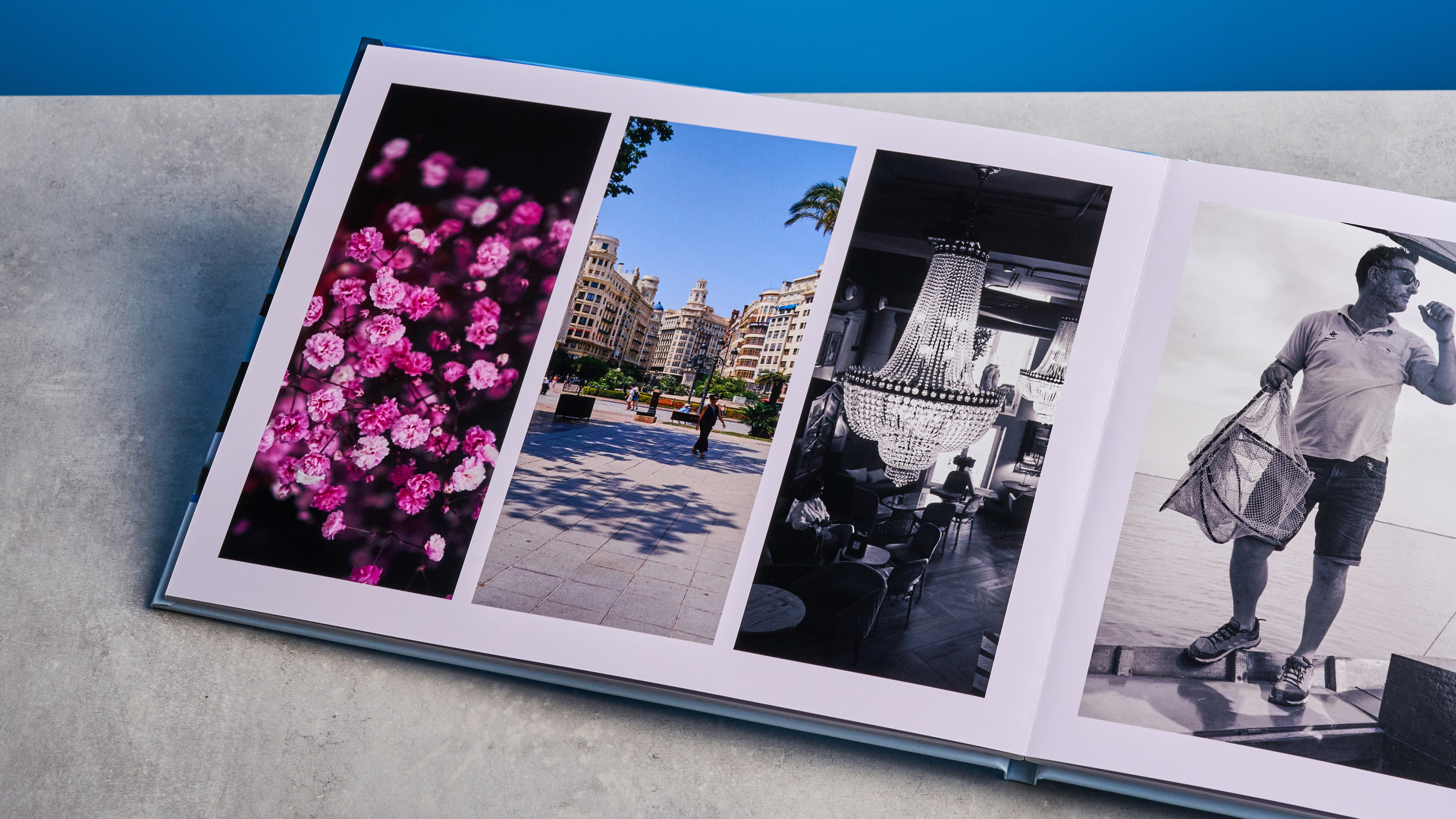 Το άλμπουμ φωτογραφιών Popsa φωτογραφίζεται μπροστά σε μπλε φόντο