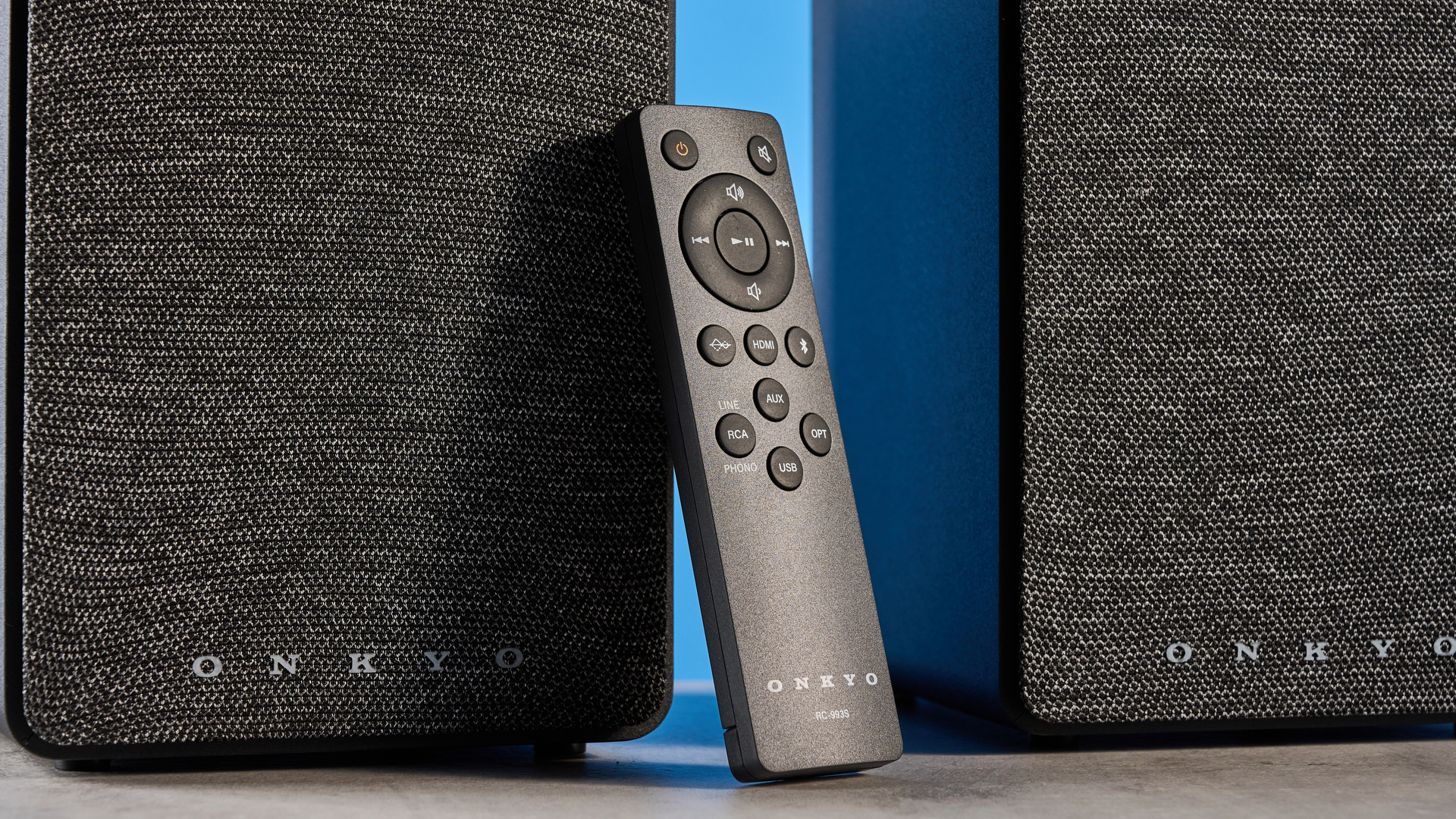 Ηχεία ραφιών Onkyo GX-30ARC φωτογραφημένα σε μπλε φόντο