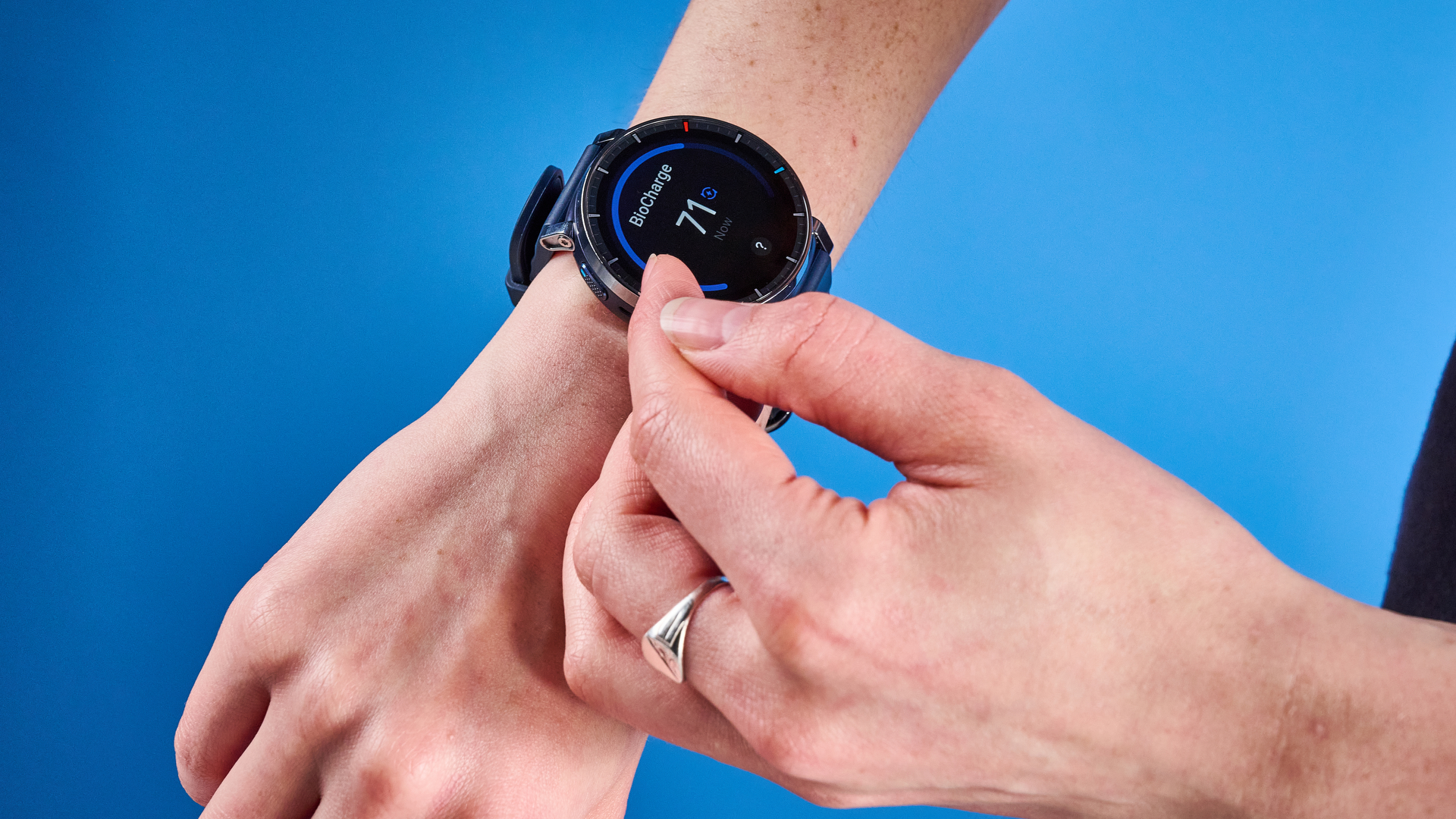 το amazfit active 3 premium φωτογραφημένο με φόντο τον οδηγό του μπλε Tom