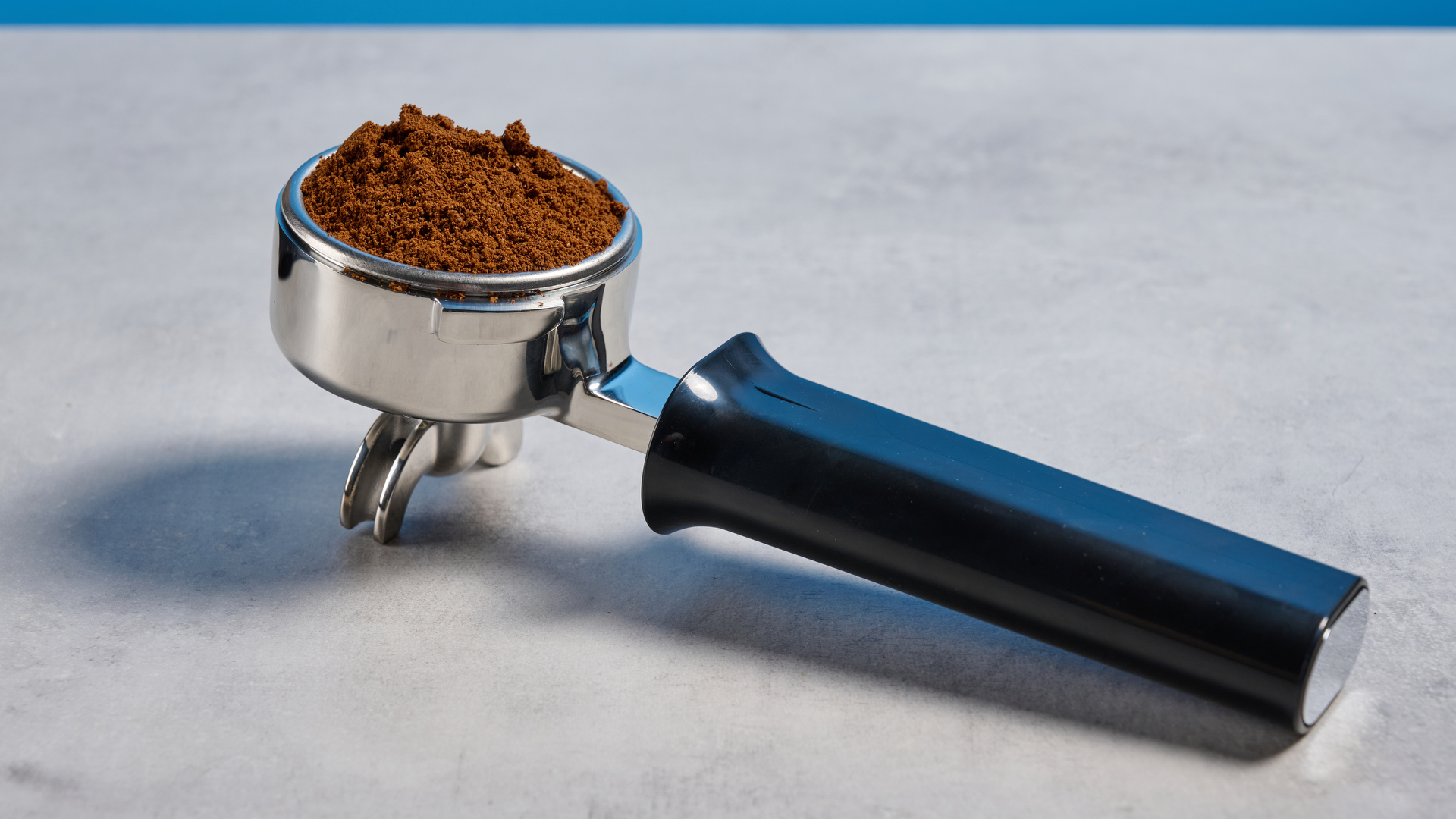 Το πορτφίλτρο Gaggia Classic E24 Evo Pro με κατακάθι καφέ