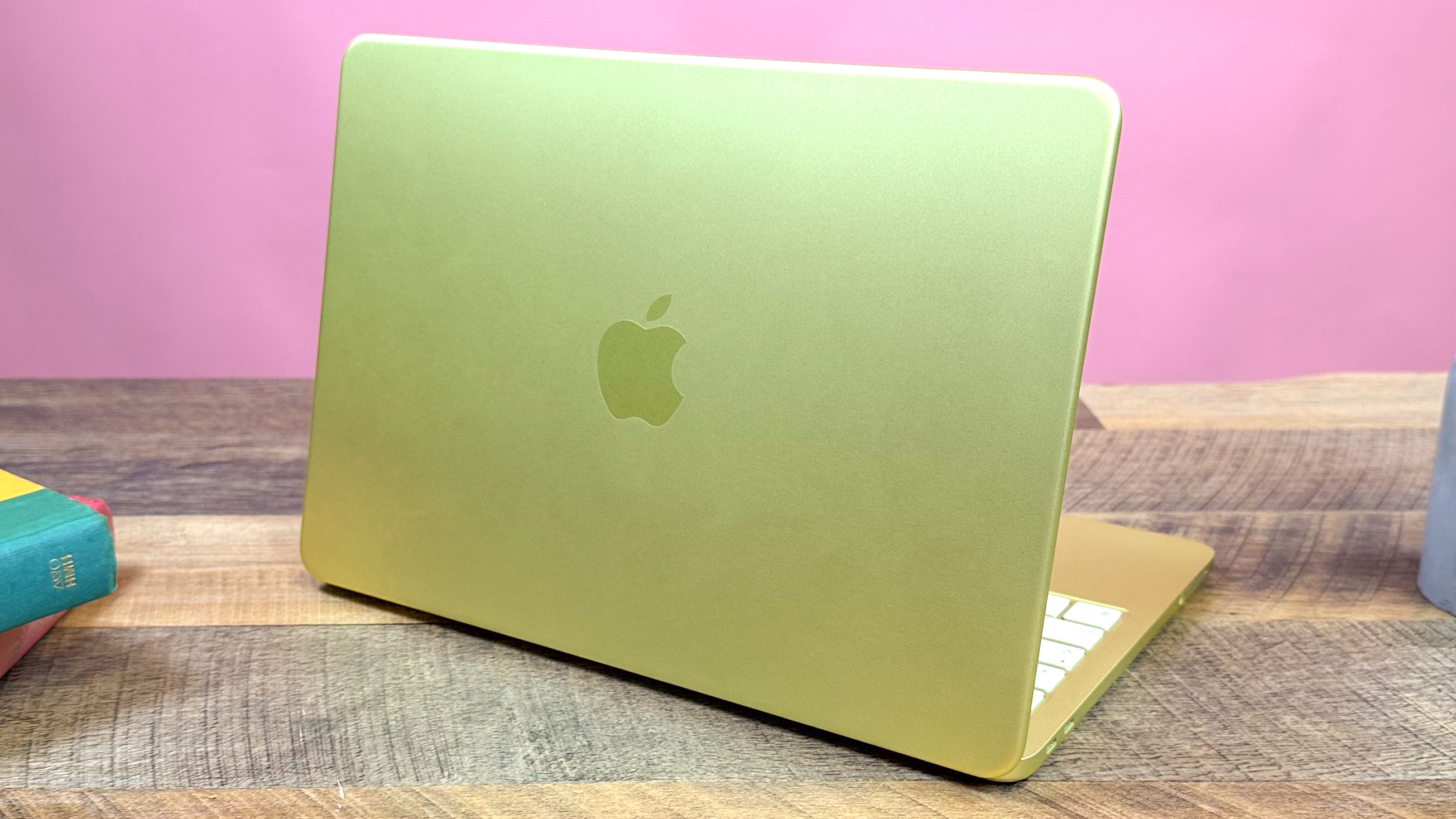 Το MacBook Neo εμφανίζεται στο γραφείο