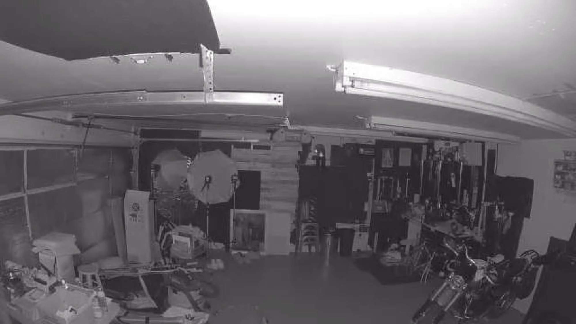 Κουδουνίστε την ακίνητη εικόνα Indoor Cam Plus που τραβήχτηκε στο σκοτάδι