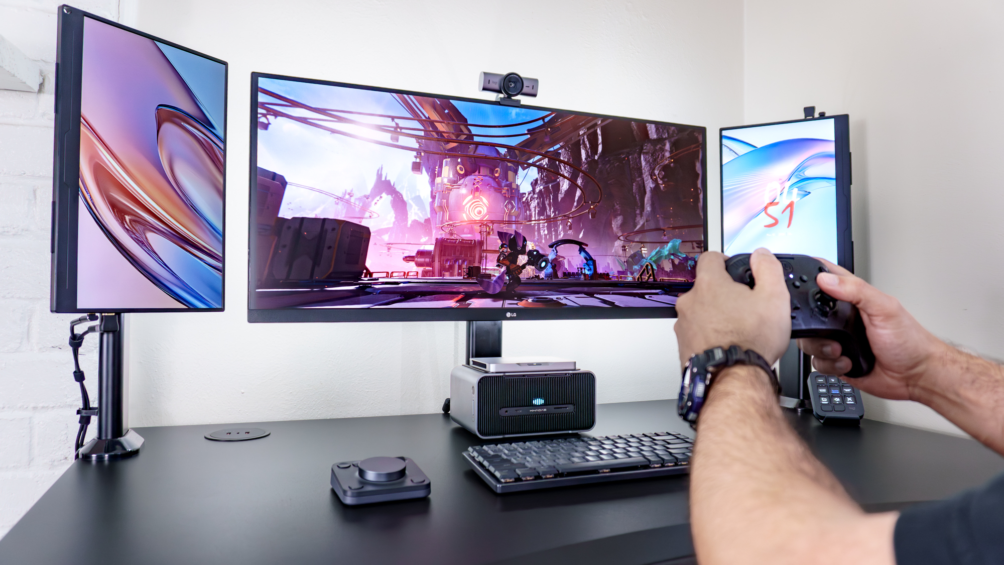 Ένα άτομο που παίζει βιντεοπαιχνίδια στο Khadas Mind 2S με ενίσχυση γραφικών από το Mind Graphics 2