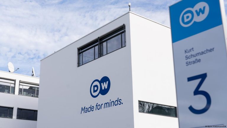 Σιωπή για το μαύρο στην ελληνική υπηρεσία της Deutsche Welle – Τυπολογίες