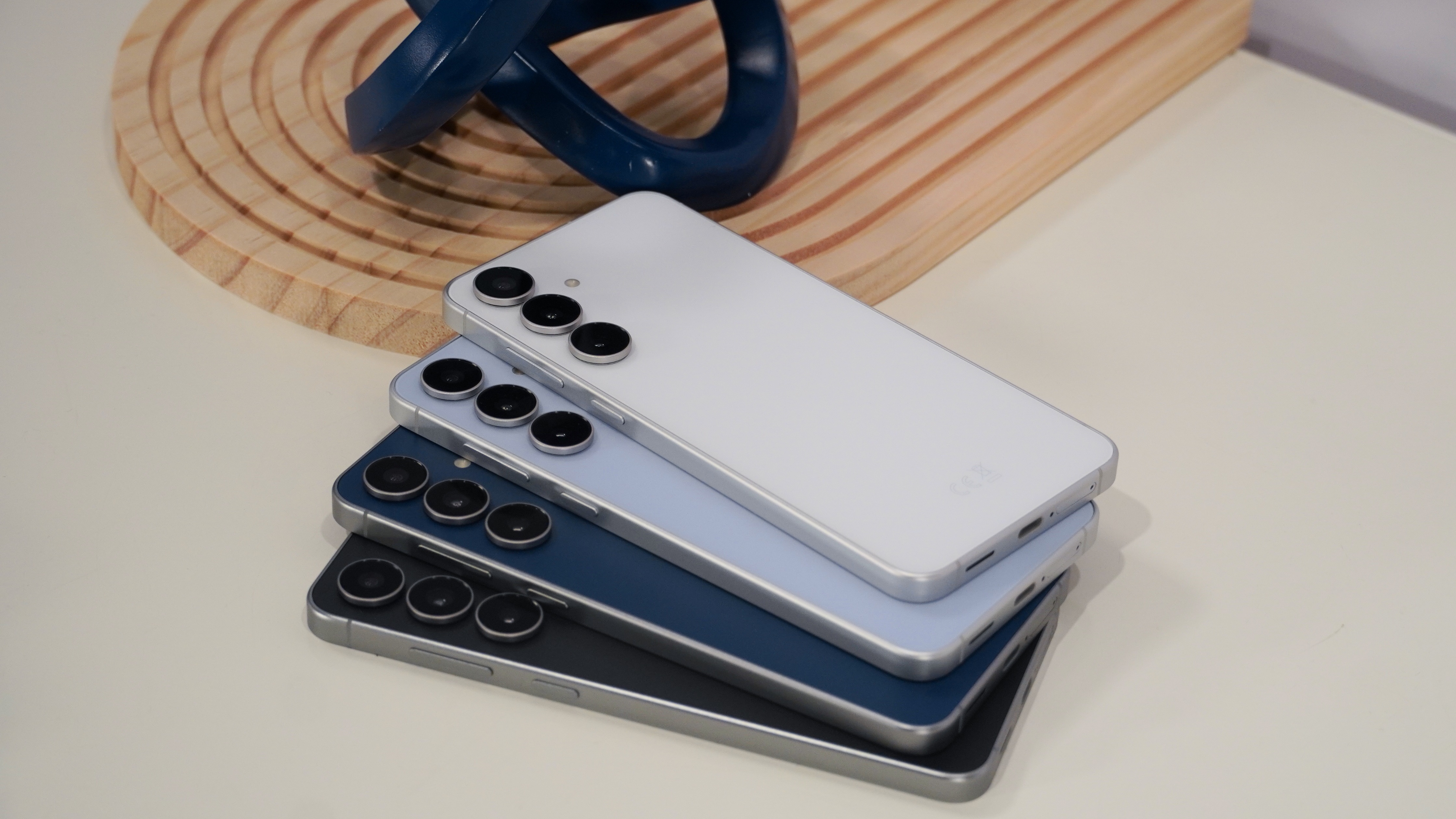 Το Samsung Galaxy S25 FE σε πρακτικές φωτογραφίες.