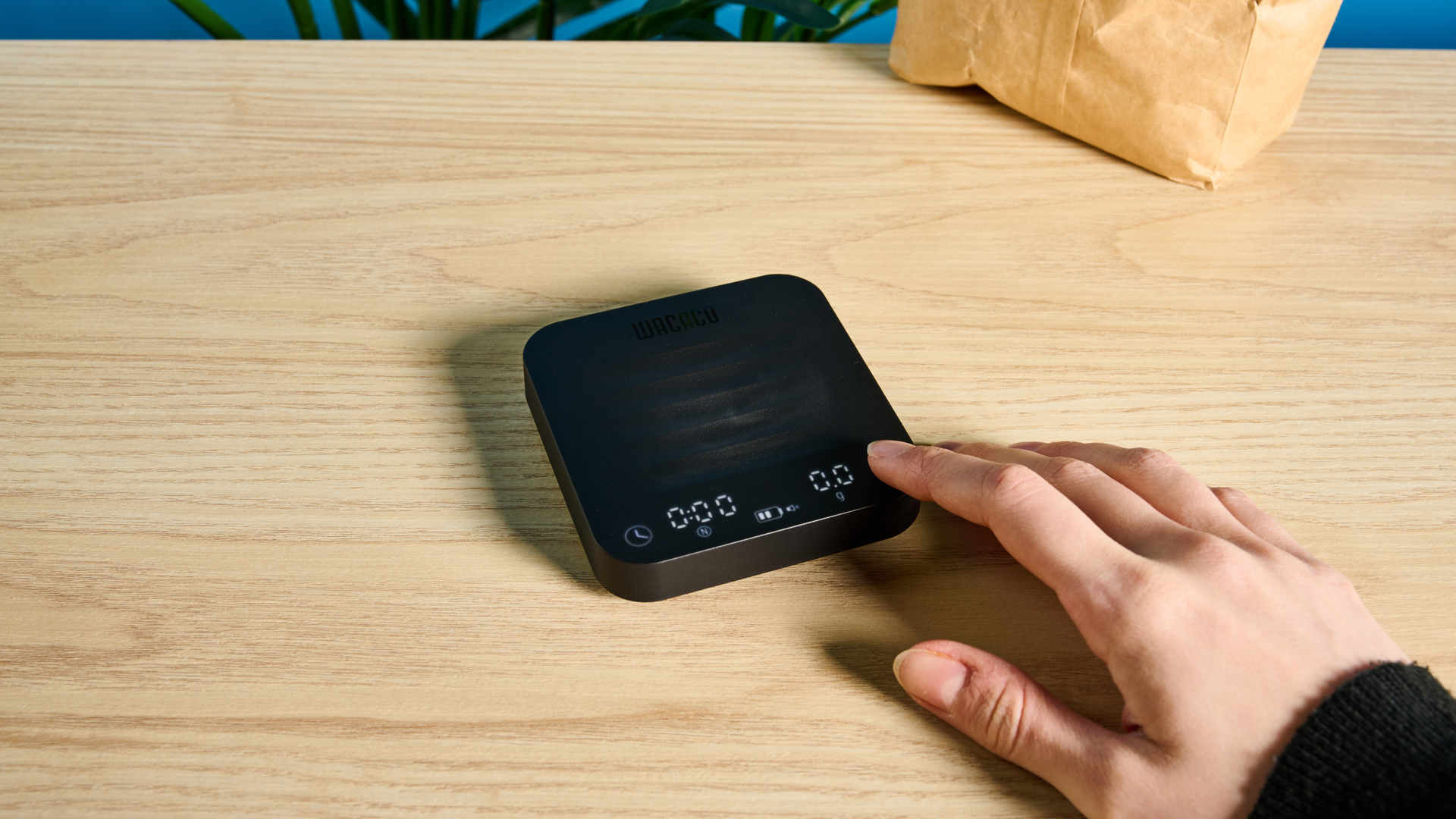 Μια μαύρη ζυγαριά καφέ Wacaco Exagram Pro