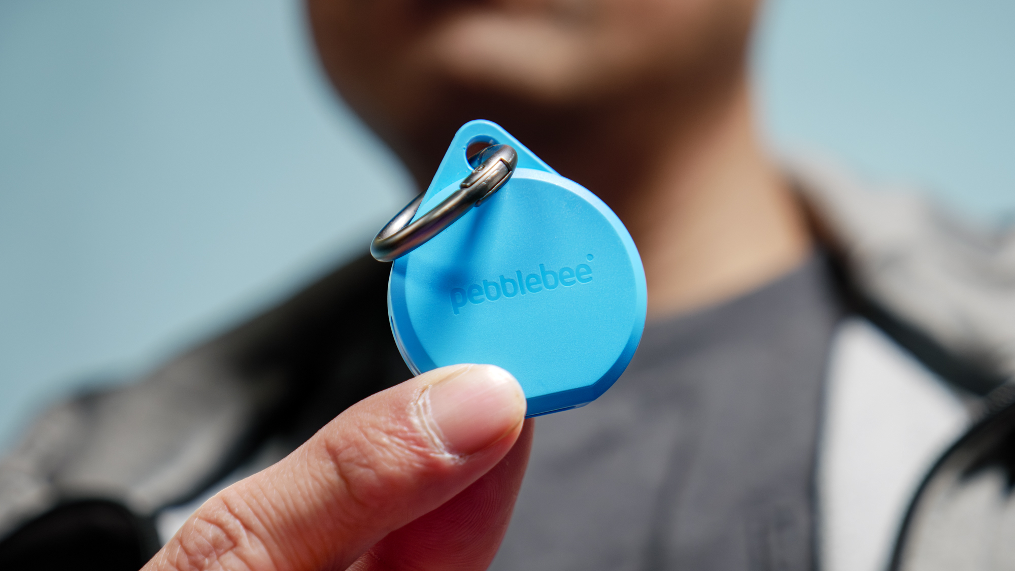 Κλιπ Pebblebee 5 που κρατιέται στο χέρι.