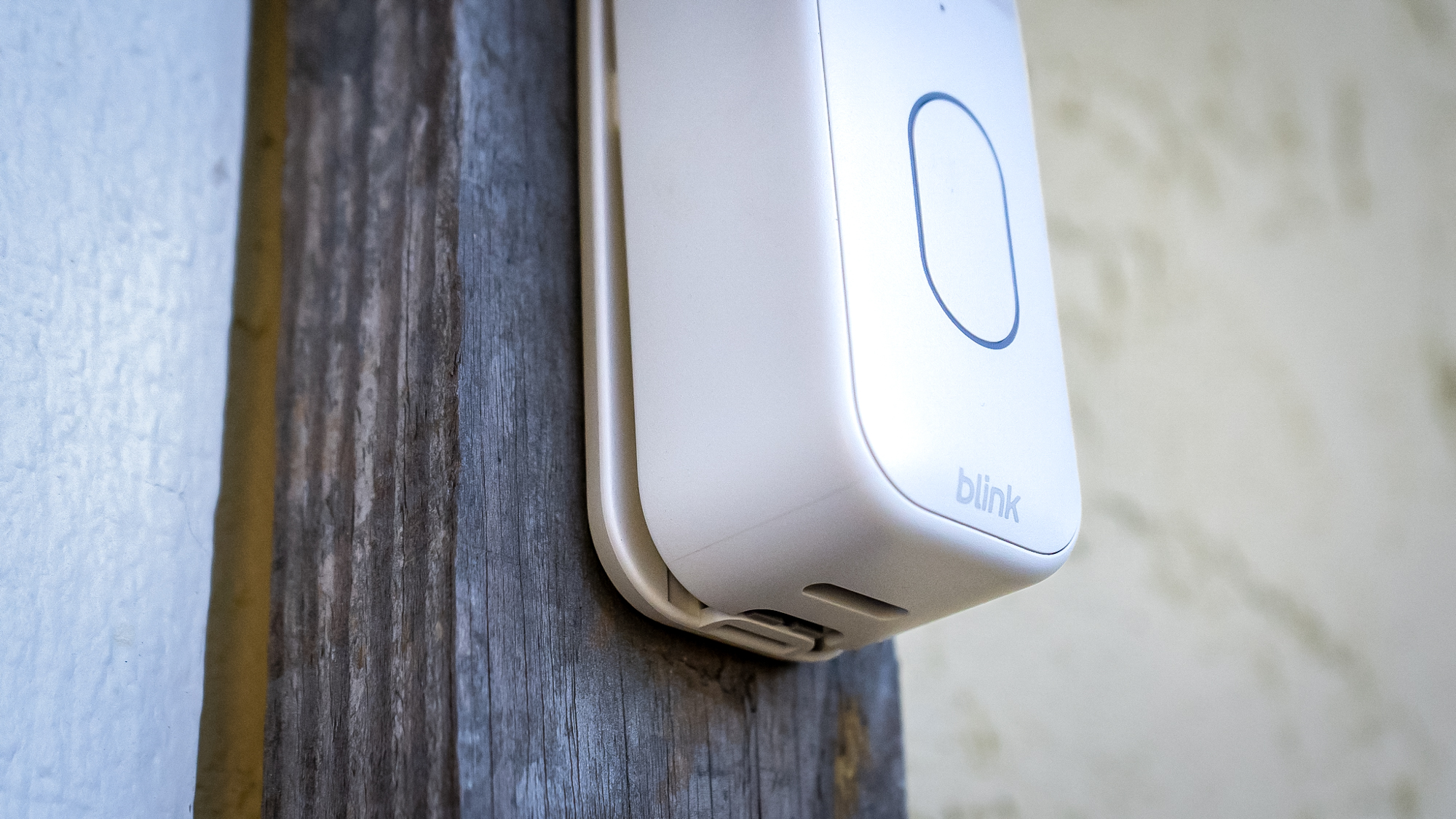 Blink Video Doorbell (2ης γενιάς) τοποθετημένο σε πλαίσιο πόρτας