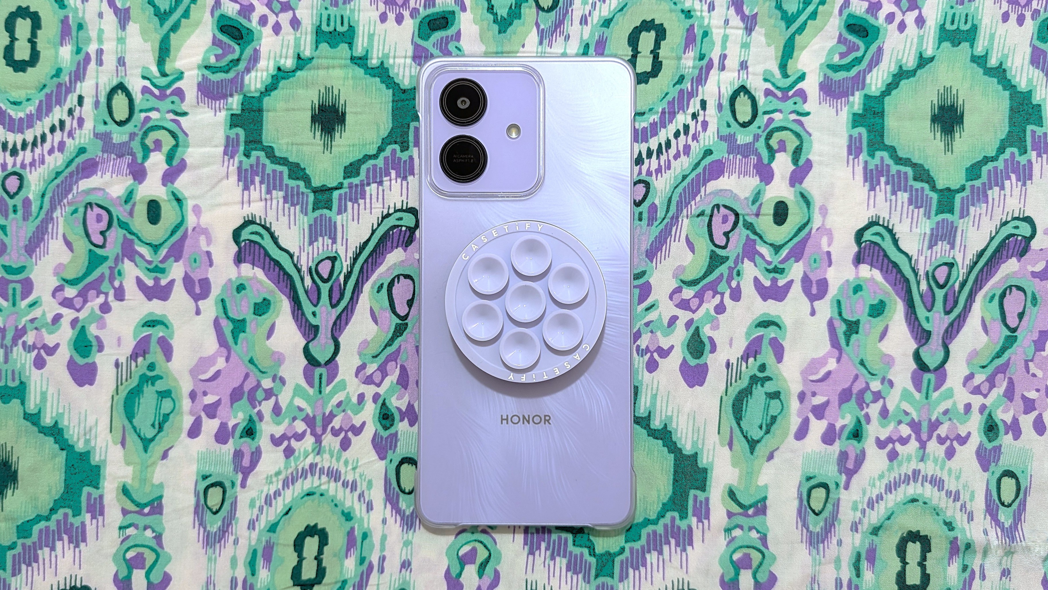 Το Honor Play 10 με διάφανη θήκη, αυτοκόλλητο με μαγνητικό δαχτυλίδι και αξεσουάρ MagSafe.