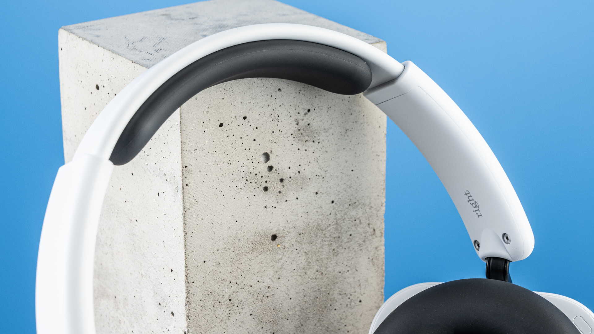 το τίποτα ακουστικό (α) φωτογραφημένο στο φόντο του μπλε οδηγού του Τομ, που δείχνει τα διαφανή και λευκά ακουστικά με κόκκινες πινελιές, το ενισχυμένο κεφαλόδεσμο και τα αξεσουάρ συμπεριλαμβανομένης της υποδοχής 3,5 χιλιοστών