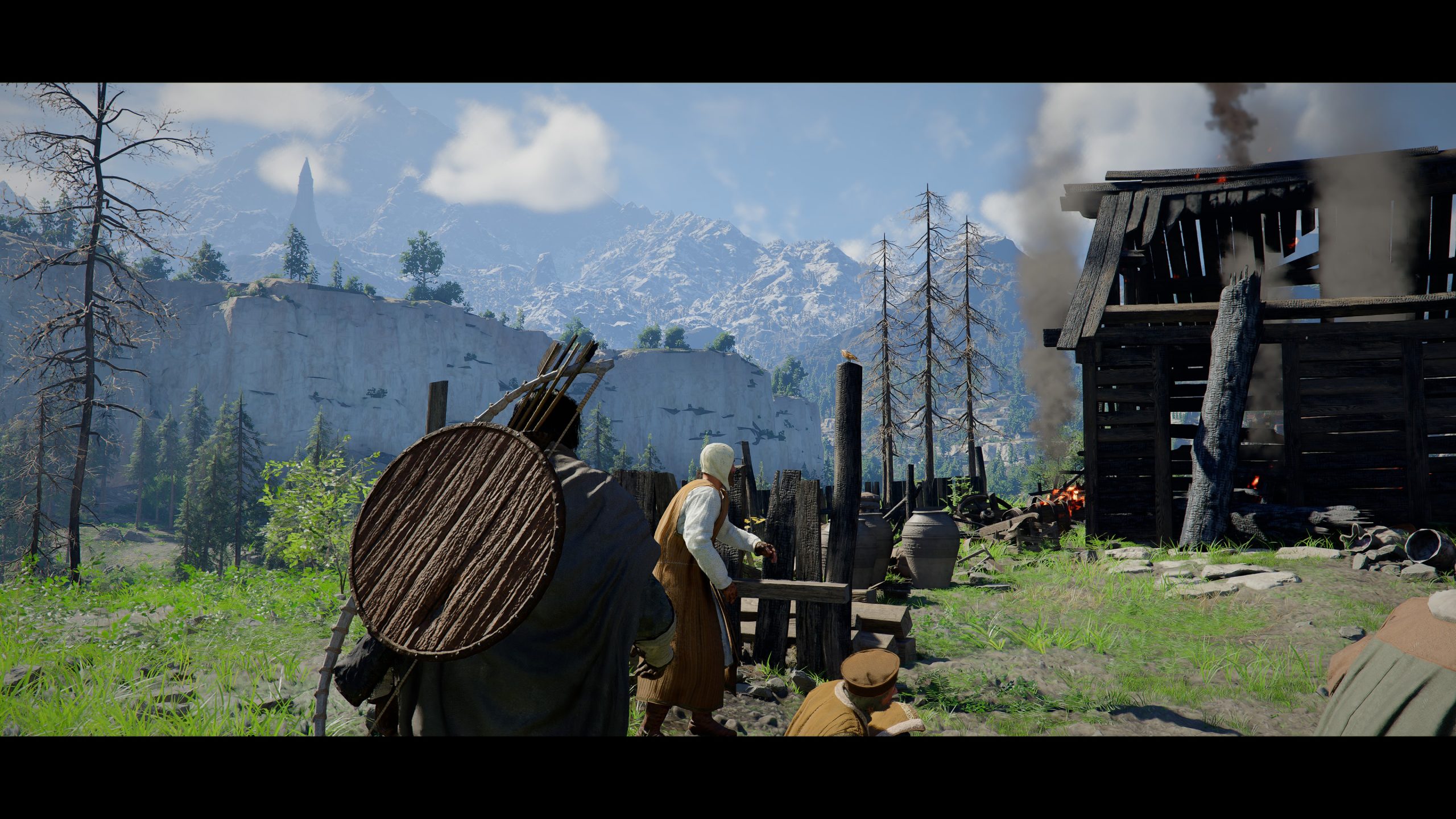 Ένας χαρακτήρας στο «Warhaven» στέκεται κοντά σε μια φλεγόμενη ξύλινη κατασκευή με ορεινό έδαφος στο βάθος.