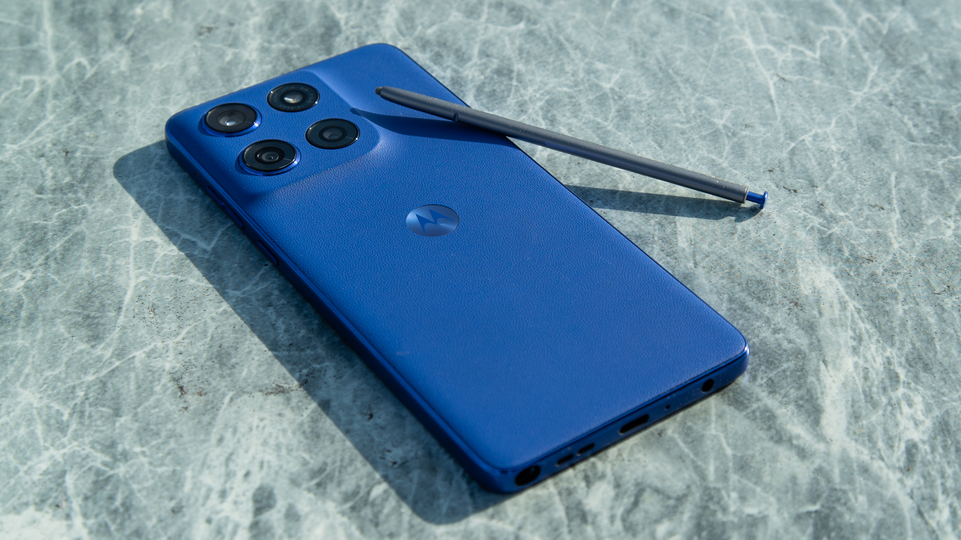 Moto G Stylus 2025 με την όψη προς τα κάτω με το στυλό στην κορυφή