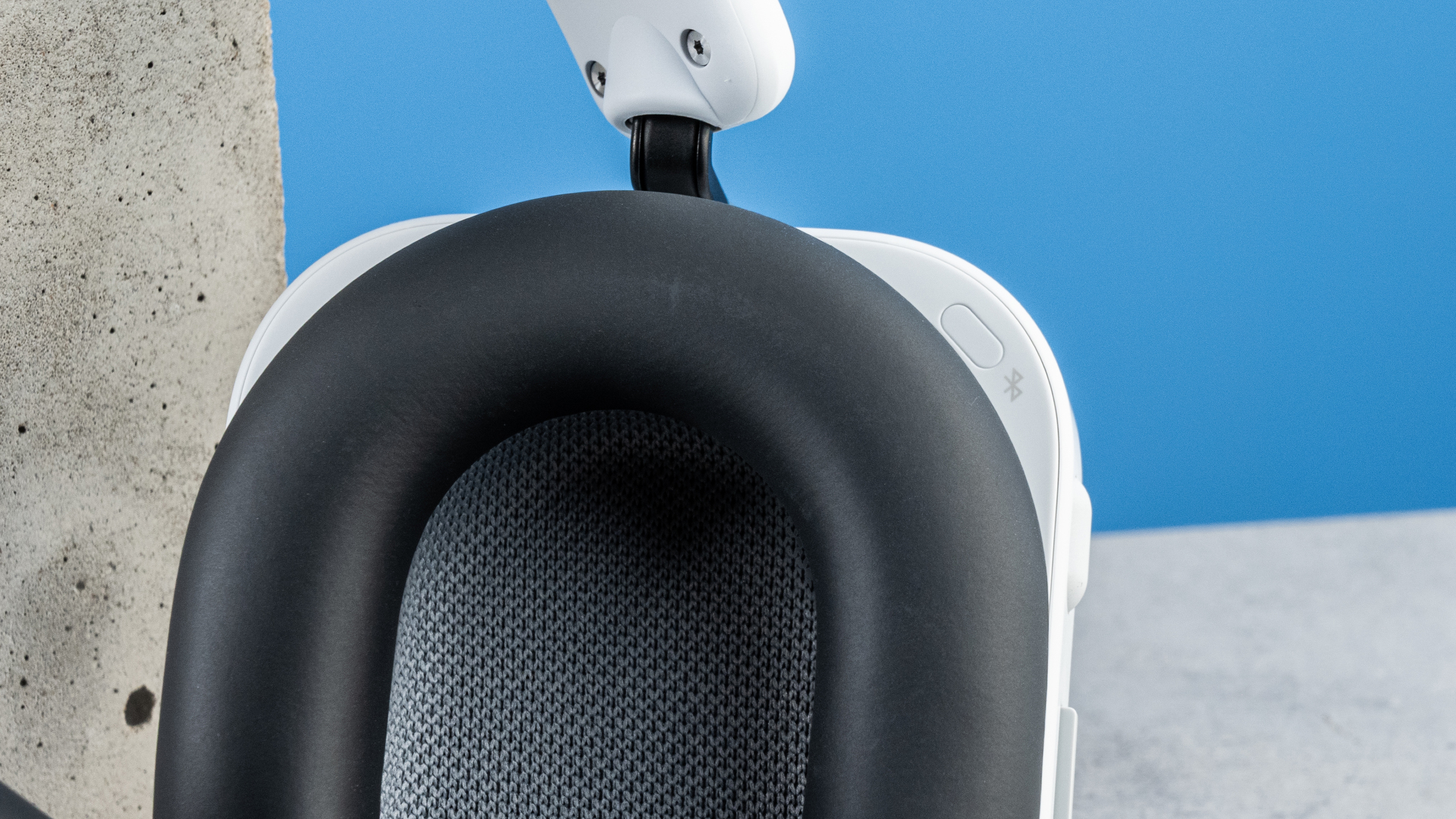 το τίποτα ακουστικό (α) φωτογραφημένο στο φόντο του μπλε οδηγού του Τομ, που δείχνει τα διαφανή και λευκά ακουστικά με κόκκινες πινελιές, το ενισχυμένο κεφαλόδεσμο και τα αξεσουάρ συμπεριλαμβανομένης της υποδοχής 3,5 χιλιοστών