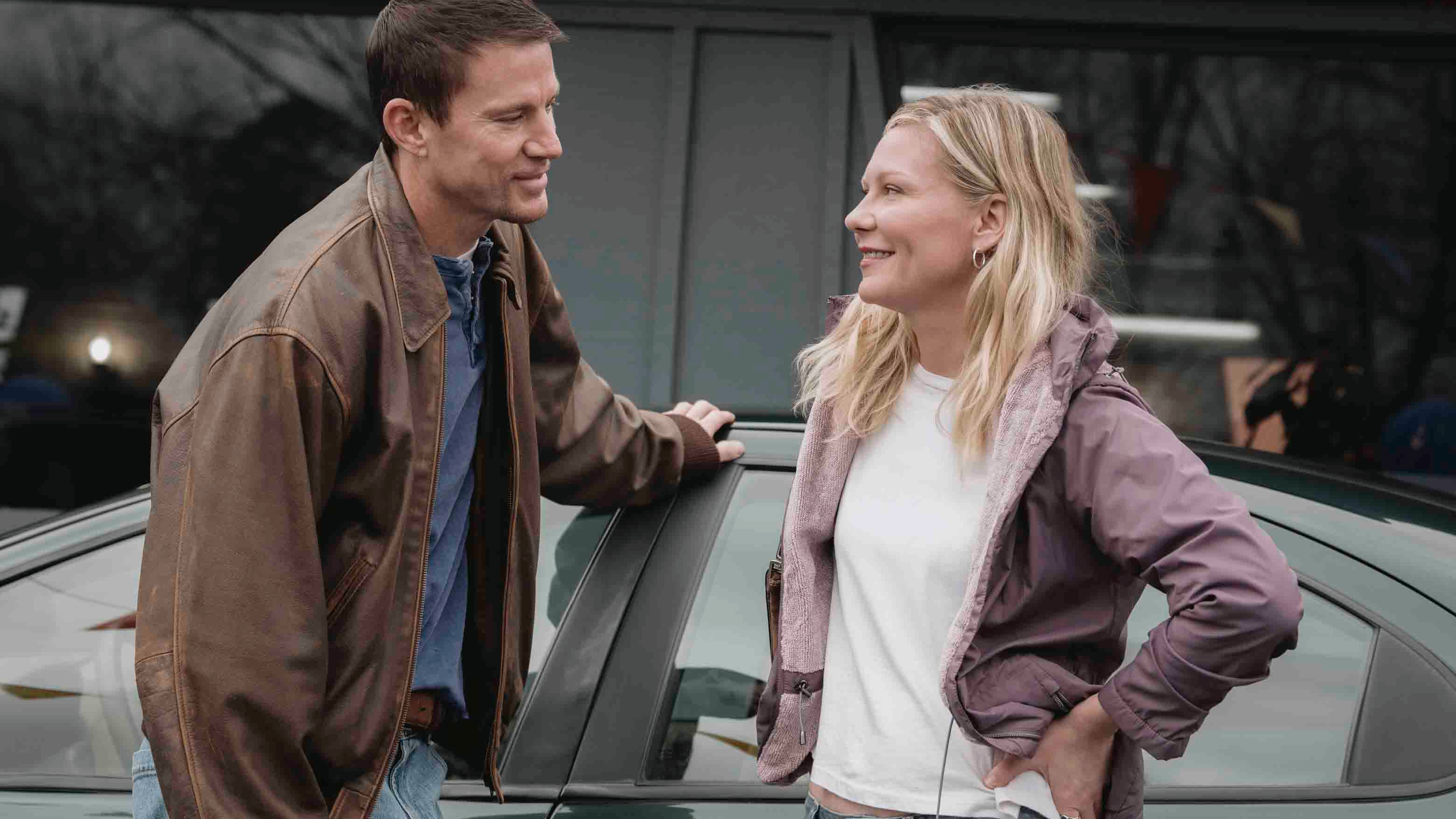 LR: Ο Jeffrey Manchester (Channing Tatum) και η Leigh (Kirsten Dunst) συνομιλούν δίπλα σε ένα αυτοκίνητο σε μια σκηνή από "Στέφανος"