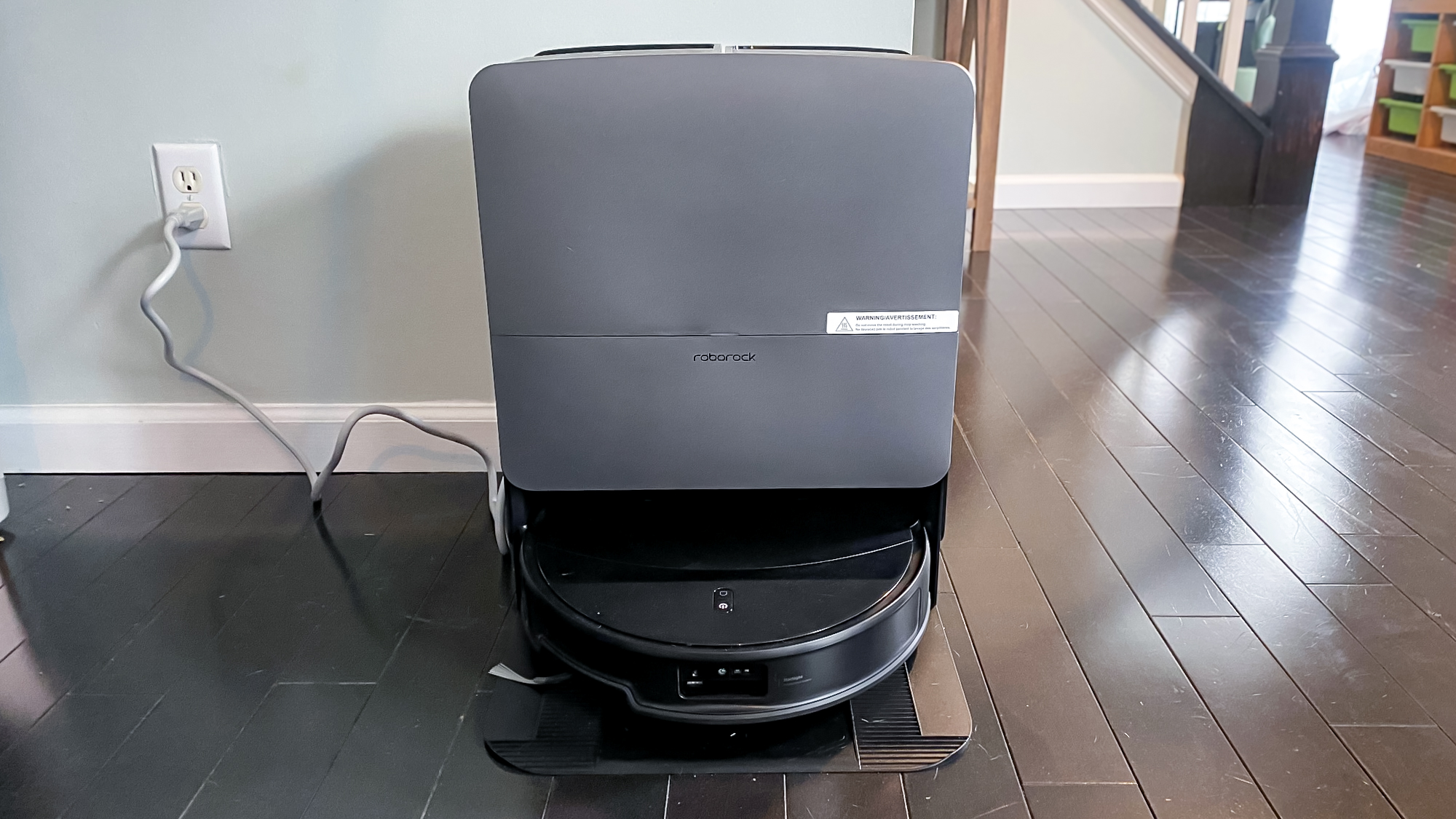 Roborock Saros 20 ρομπότ με ηλεκτρική σκούπα σε διαμέρισμα