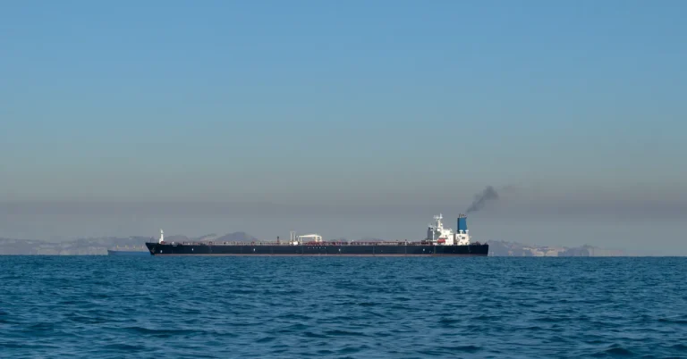 Ο πόλεμος στο Ιράν εκτίναξε τις τιμές του πετρελαίου. Ο Τραμπ θα αποφασίσει πόσο ψηλά θα φτάσουν