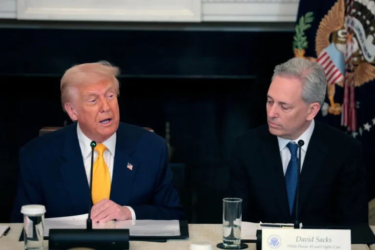 Το πλαίσιο τεχνητής νοημοσύνης του Τραμπ στοχεύει τους κρατικούς νόμους, μεταθέτει το βάρος της ασφάλειας των παιδιών στους γονείς