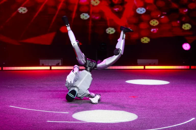 Οι εργαζόμενοι αναγκάστηκαν να συγκρατήσουν ένα ανθρωποειδές ρομπότ που χορεύει αφού ξέσπασε σε ένα εστιατόριο στην Καλιφόρνια