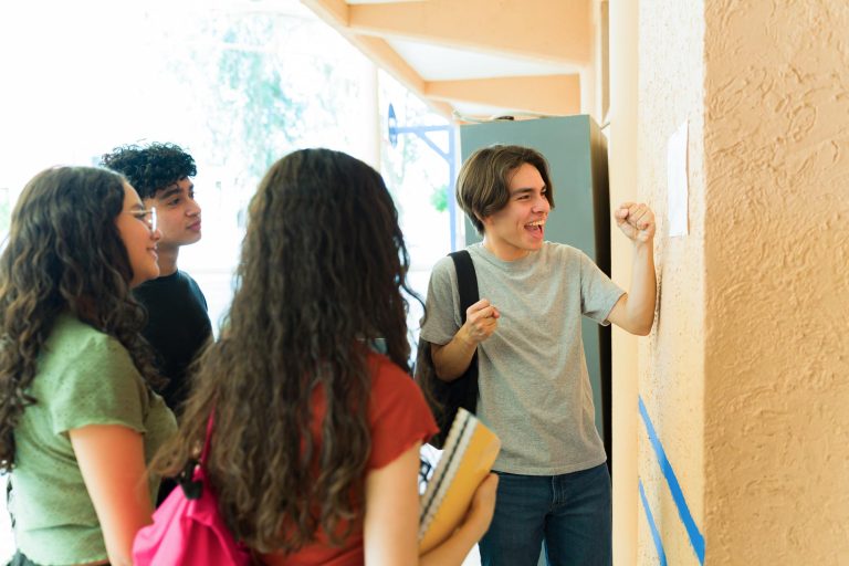 Το να αφήσουμε τους εφήβους να ξεκινήσουν το σχολείο αργότερα ενισχύει τον ύπνο, την υγεία και τους βαθμούς