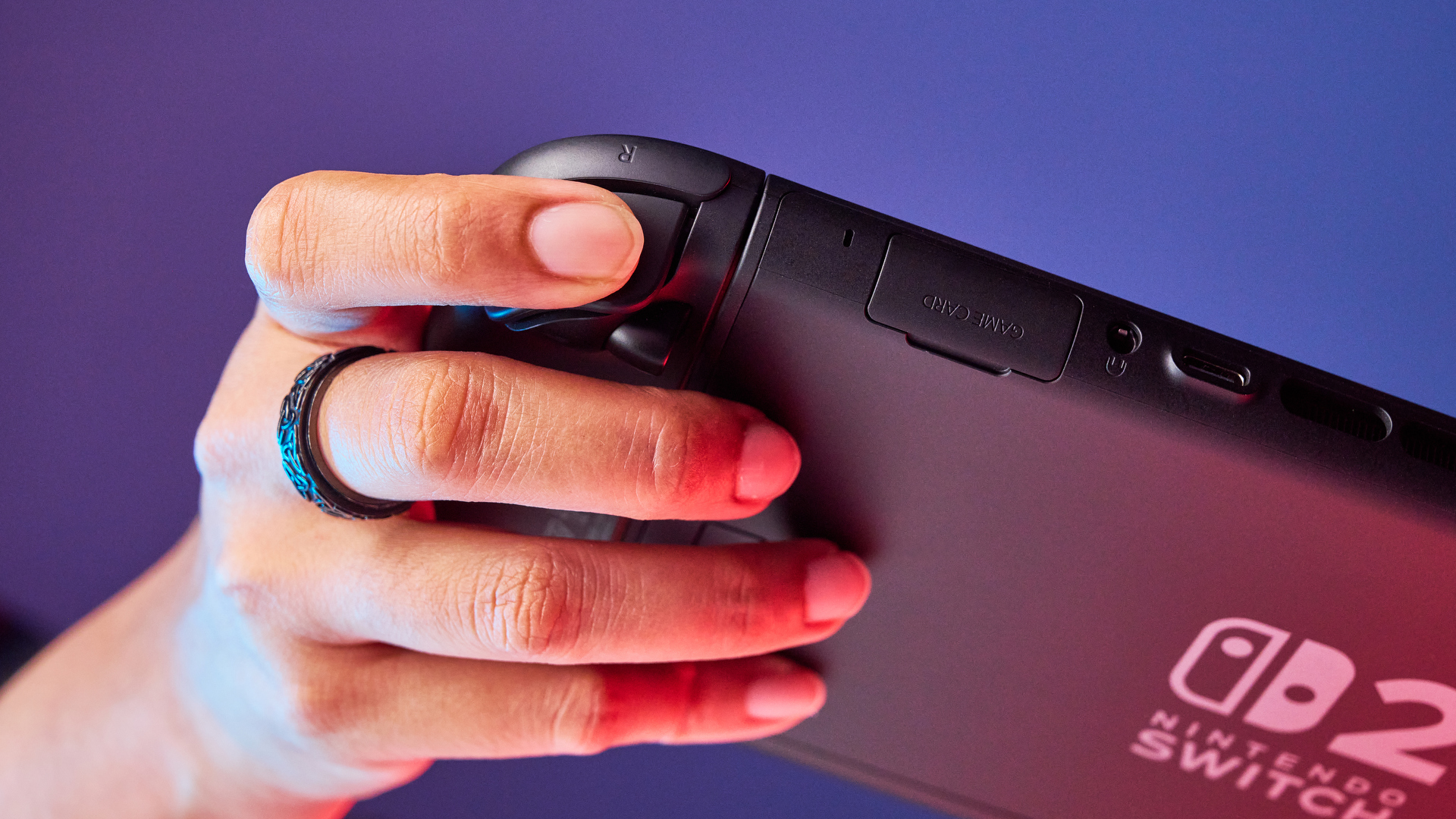 Ένα Nintendo Switch 2 φωτογραφημένο κάτω από φωτισμό RGB