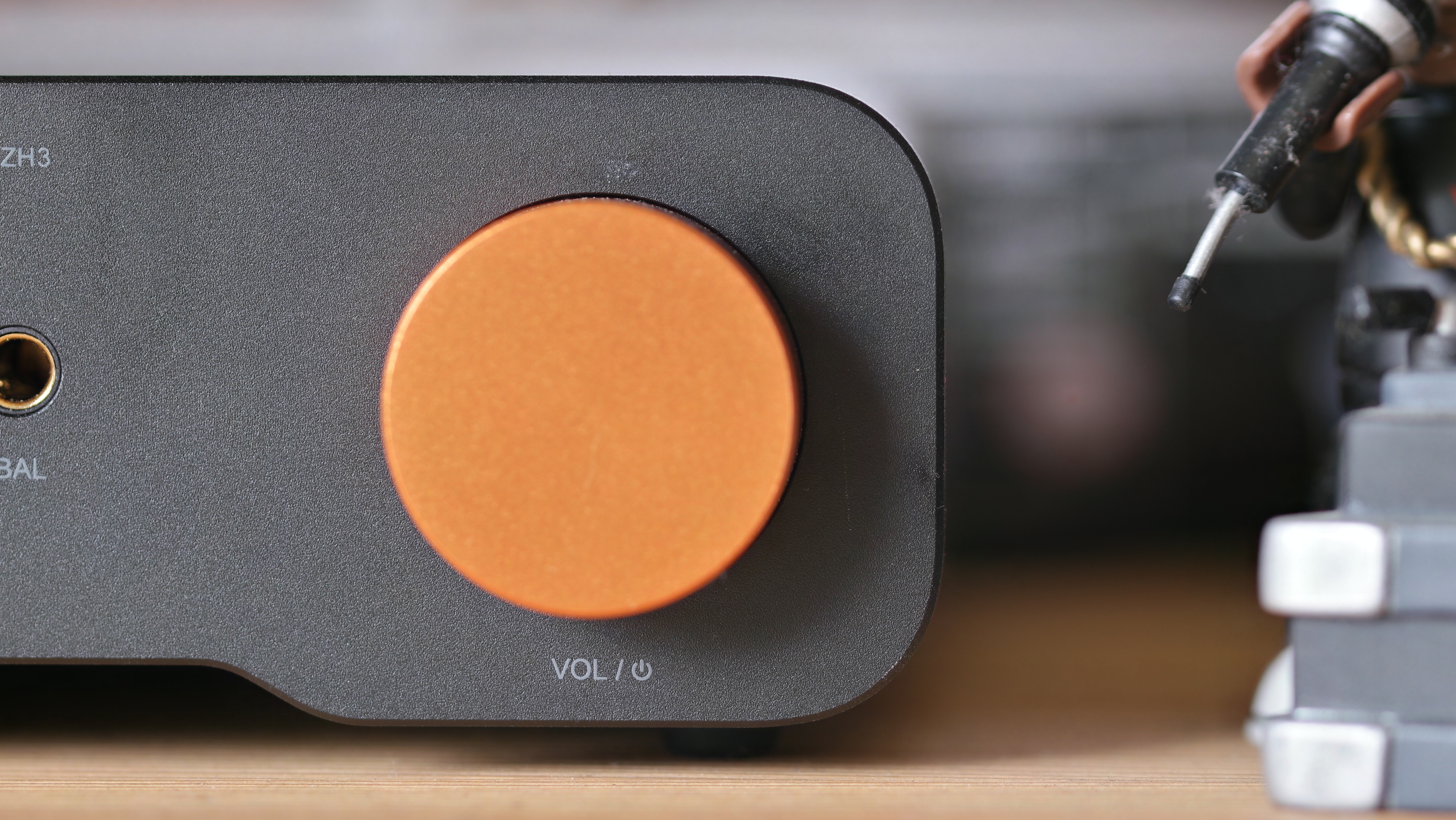 Fosi Audio ZH3 desktop DAC/Amp κοντινό πλάνο του κουμπιού έντασης