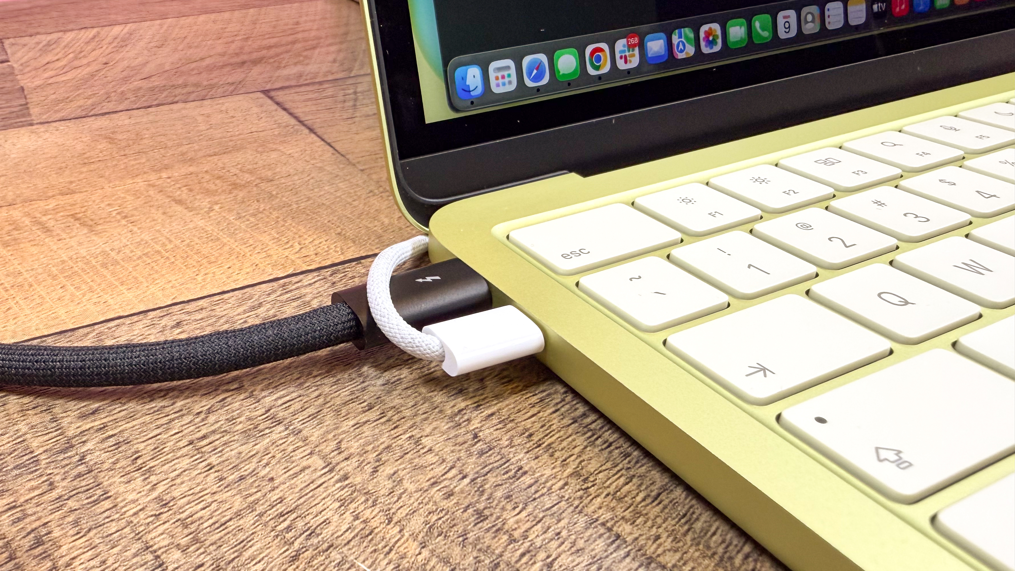 Το MacBook Neo εμφανίζεται στο γραφείο