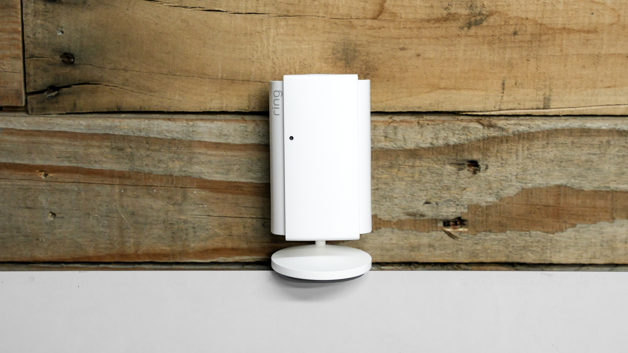 Δακτύλιο Indoor Cam Plus σε ένα ράφι