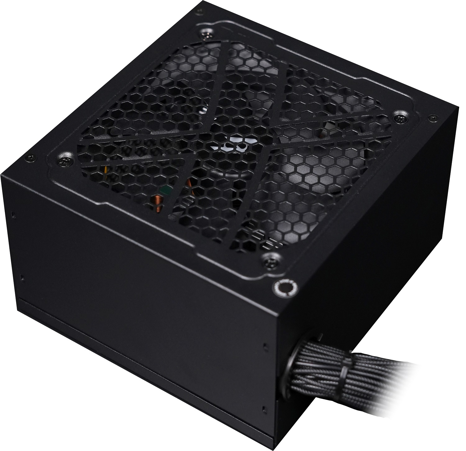 Μια μαύρη μονάδα τροφοδοσίας με κυψελοειδή γρίλια και εμφανή ανεμιστήρα, με πλεγμένο χιτώνιο καλωδίου που εξέρχεται από κάτω δεξιά.