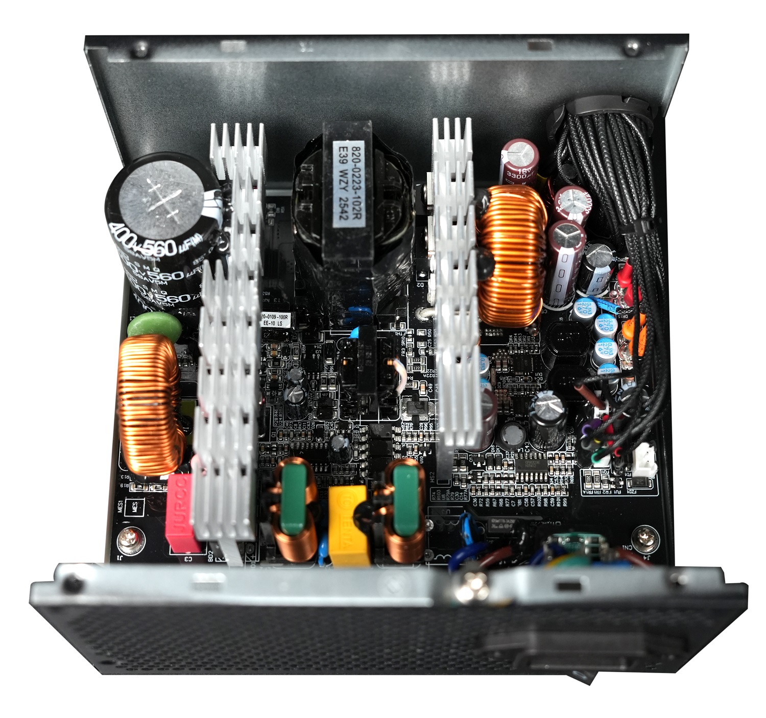 Μια ανοιχτή μονάδα τροφοδοσίας υπολογιστή που εμφανίζει εσωτερικά εξαρτήματα, συμπεριλαμβανομένων των πυκνωτών με την ένδειξη «400V-560».