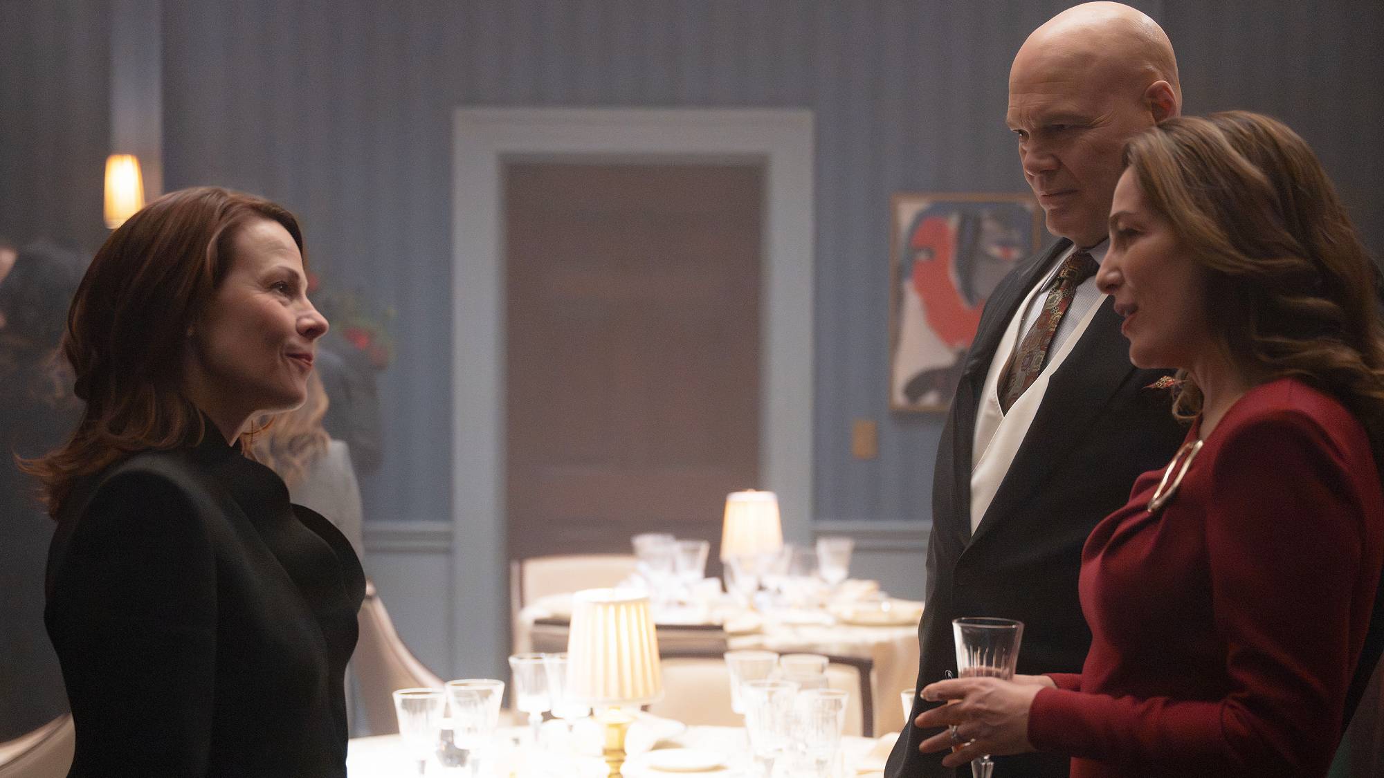 Η Lili Taylor ως Κυβερνήτης Marge McCaffrey, ο Vincent D&rsquo;Onofrio ως Wilson Fisk / Kingpin και η Ayelet Zurer ως Vanessa Fisk στο "Daredevil: Born Again" 2η σεζόν στο Disney+