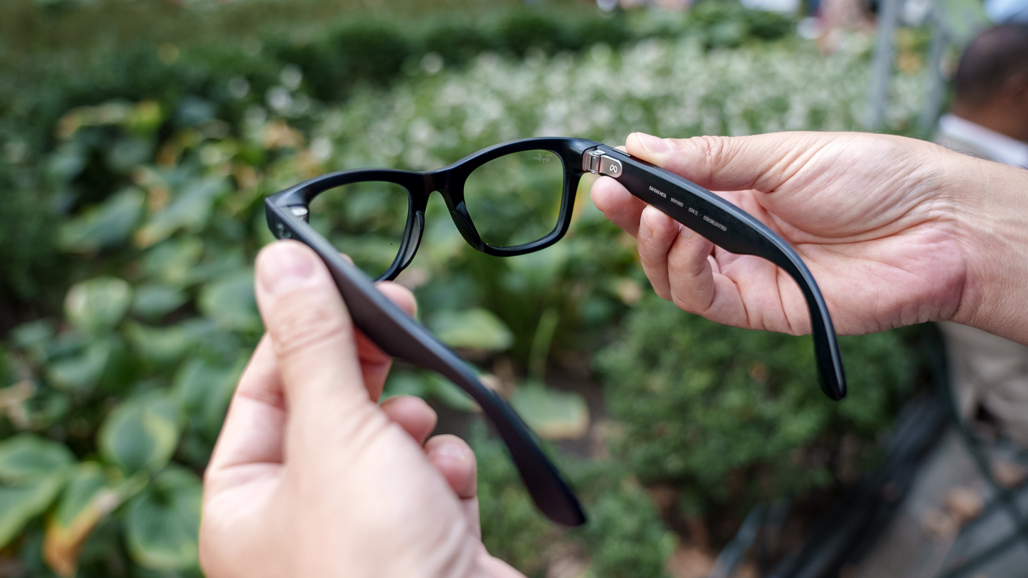 Κρατώντας τα έξυπνα γυαλιά Meta Ray-Ban (gen 2).