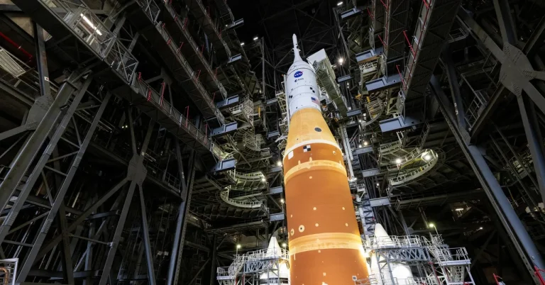 Το ταξίδι στην μακρινή πλευρά του φεγγαριού