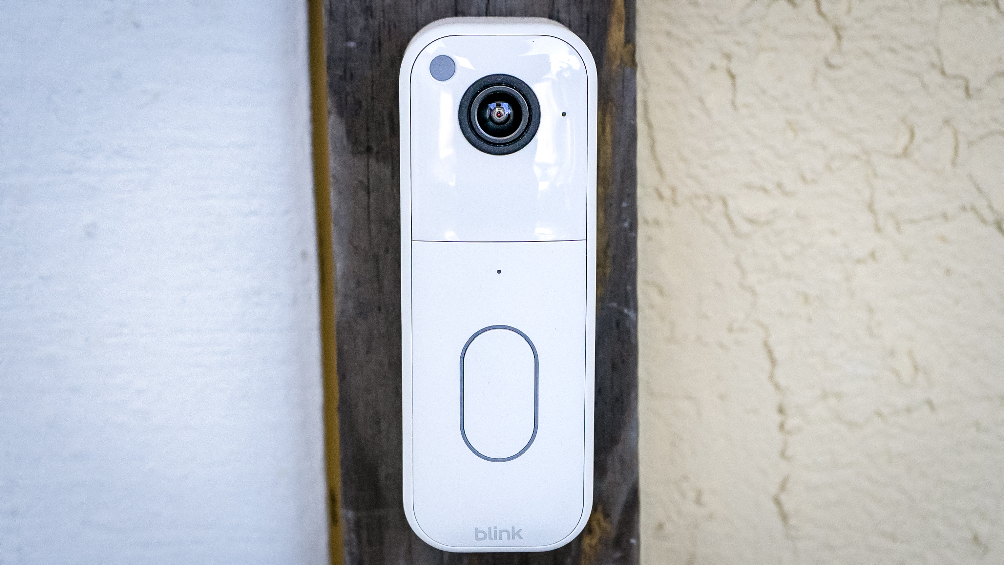 Blink Video Doorbell (2ης γενιάς) τοποθετημένο σε πλαίσιο πόρτας