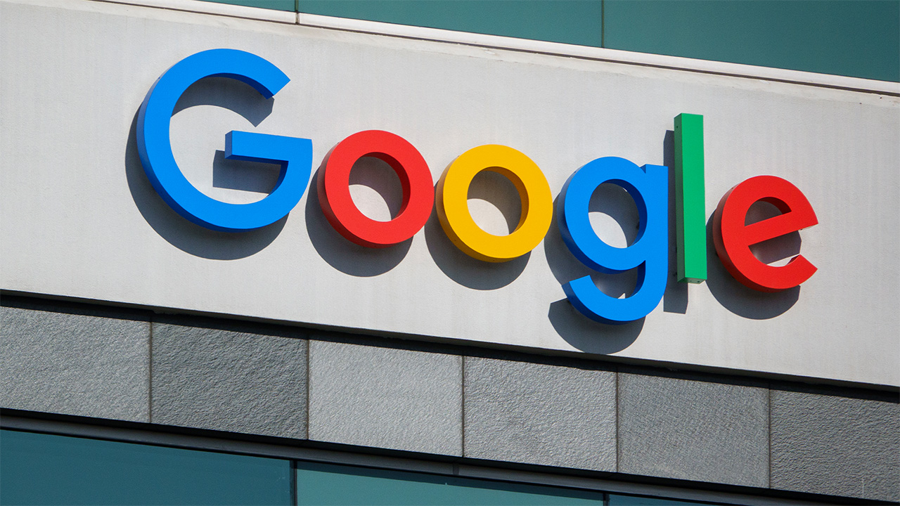 Πολύχρωμο λογότυπο Google στον τοίχο ενός κτιρίου γραφείων της