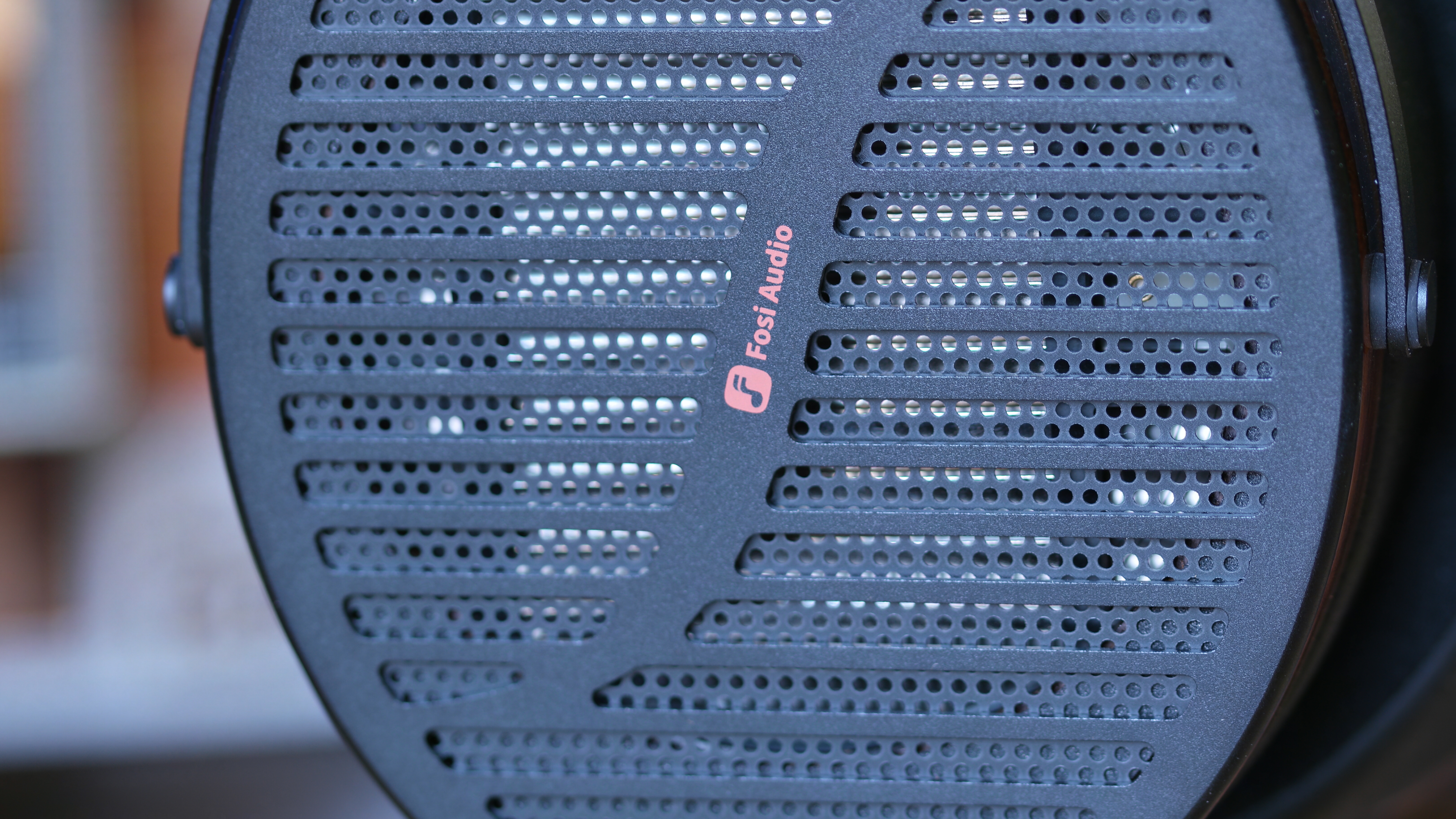 Κοντινό πλάνο ακουστικών Fosi Audio i5 με πλέγμα αλουμινίου που προστατεύει τα επίπεδα προγράμματα οδήγησης