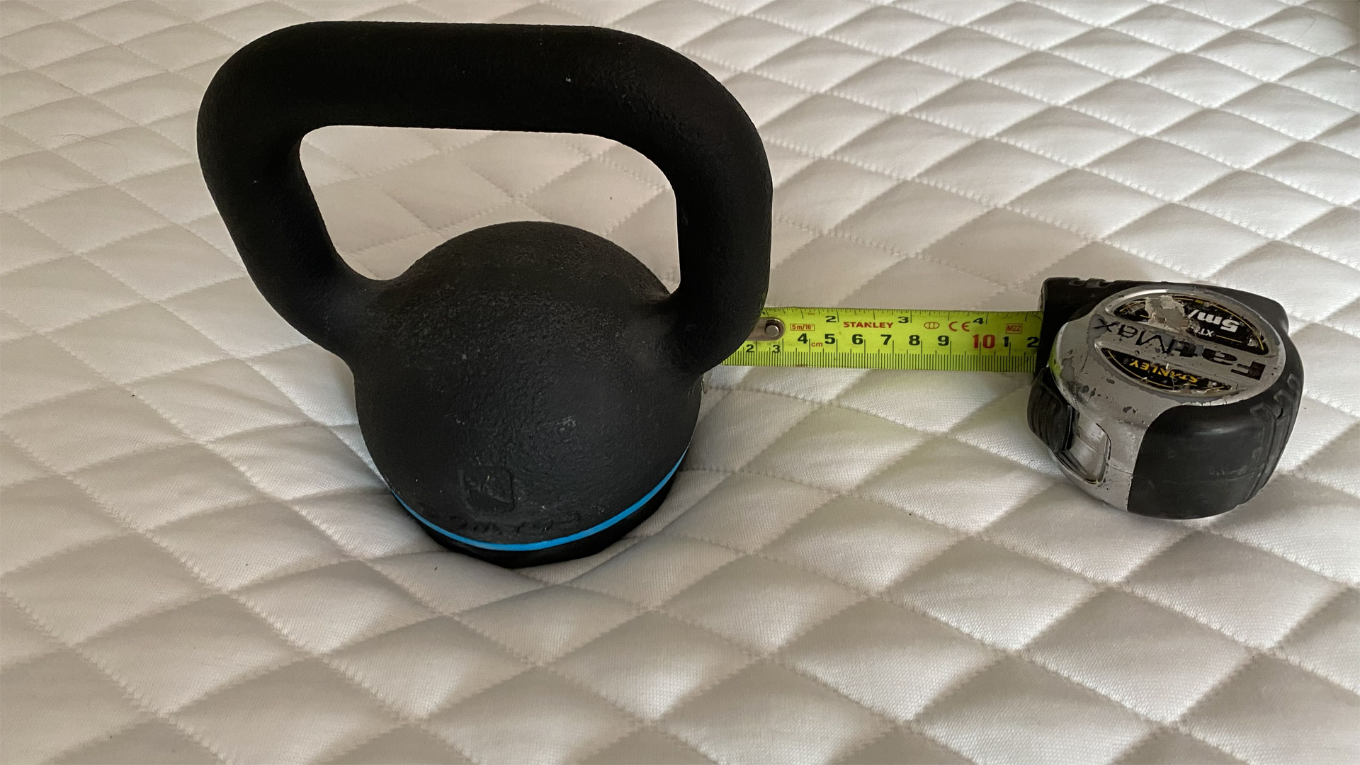A kettlebell on the surface of the Simba Hybrid Pro mattress to measure its sinkage