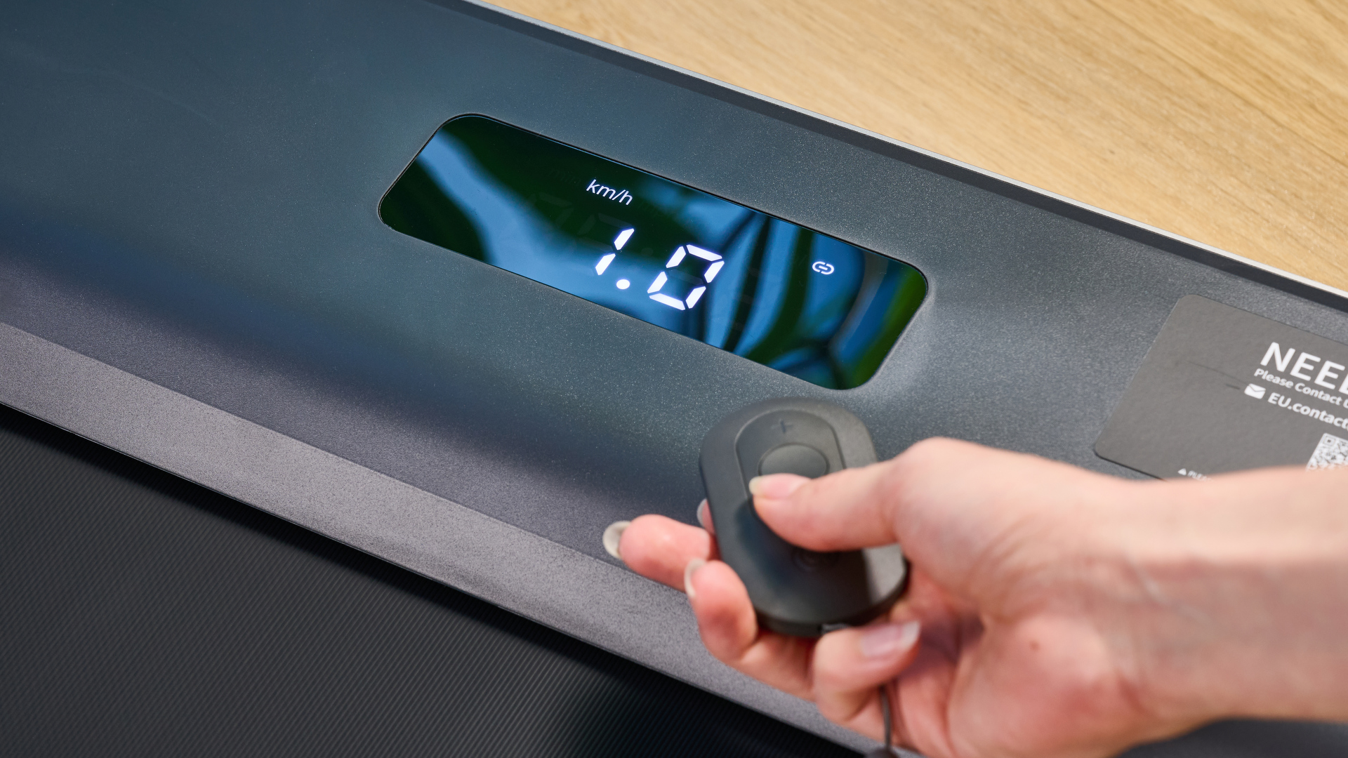 Το WalkingPad Z1 φωτογραφήθηκε μπροστά σε μπλε φόντο.