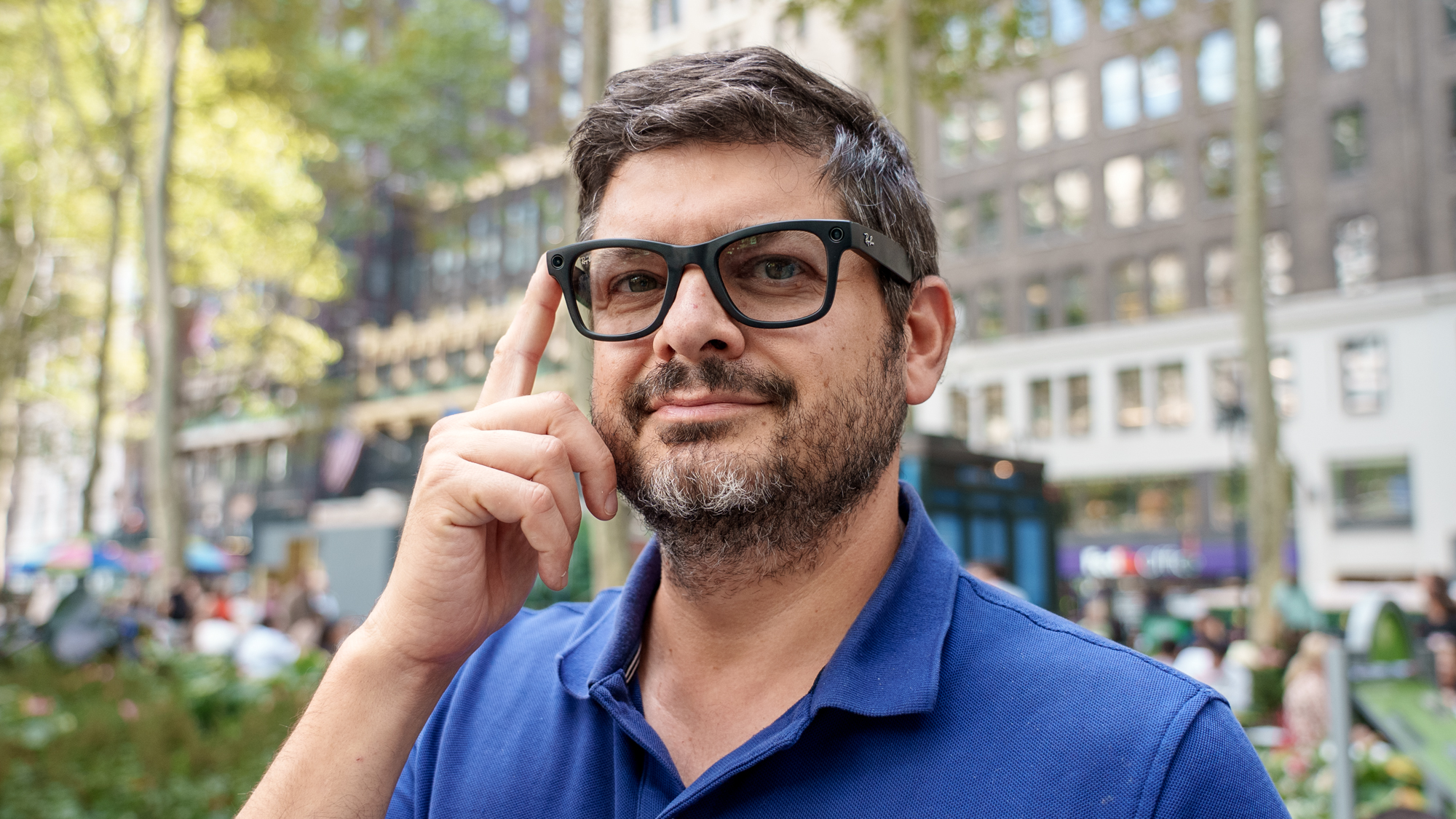 Tom's Guide Ο αρχισυντάκτης των ΗΠΑ Mike Prospero φοράει έξυπνα γυαλιά Meta Ray-Ban (gen 2)