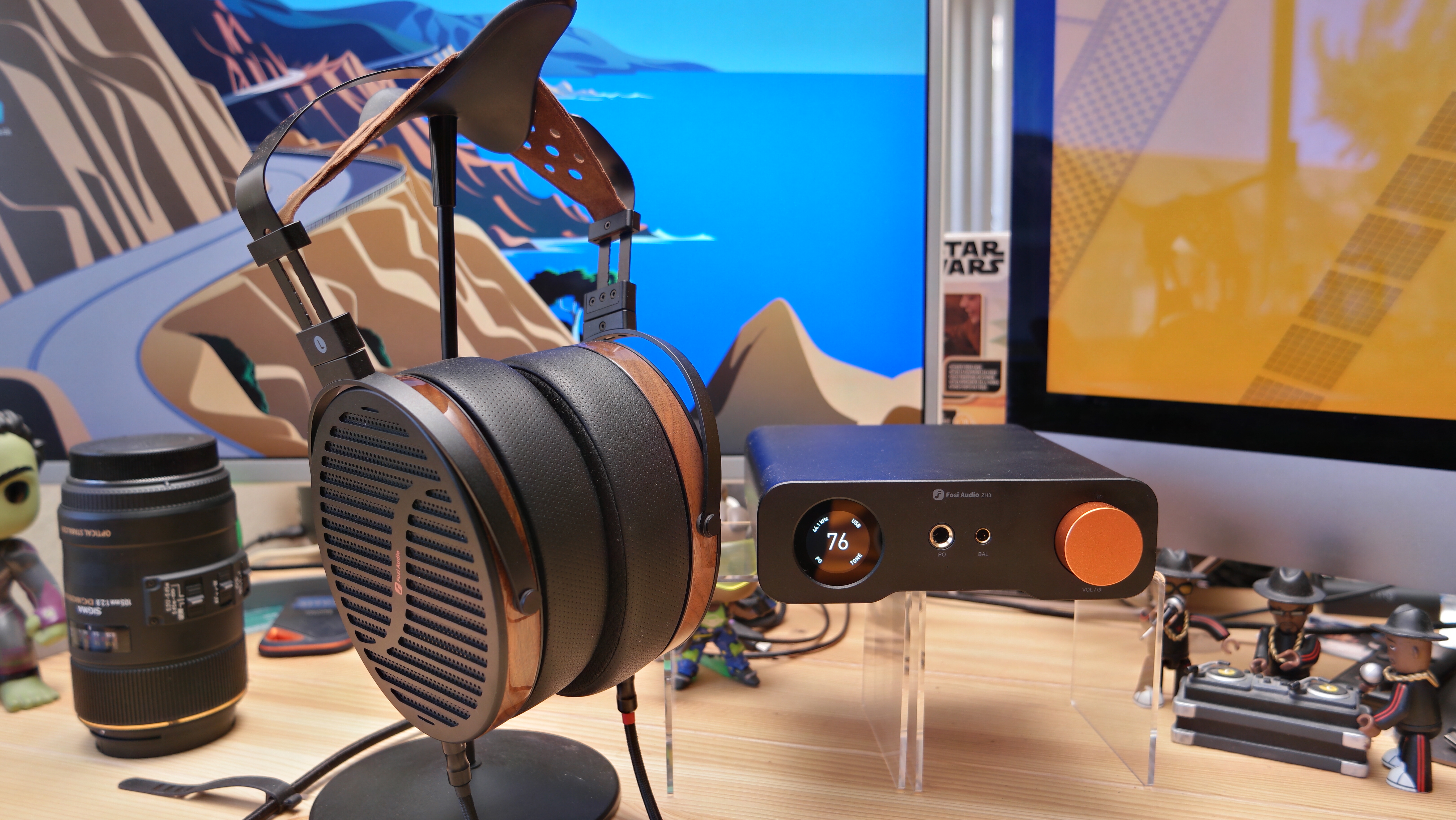 Ακουστικά Fosi Audio i5 και επιτραπέζιο DAC/Amp ZH3 σε γραφείο