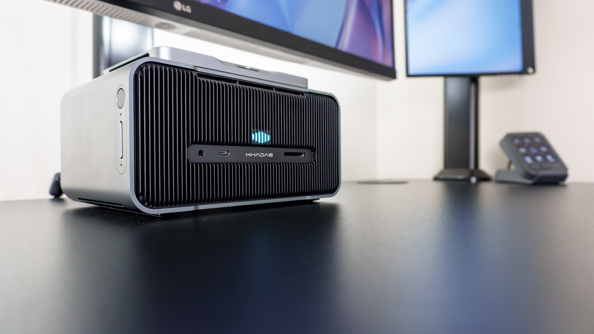 Μια γωνιακή λήψη που δείχνει τον σαρωτή δακτυλικών αποτυπωμάτων και τα κουμπιά έντασης στο Mind Graphics 2