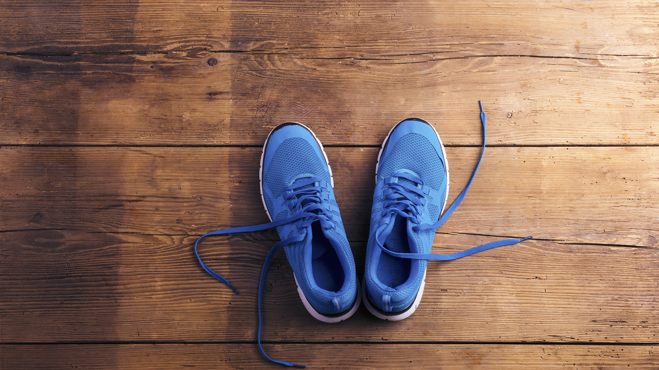 Παπούτσια σε ξύλινο πάτωμα