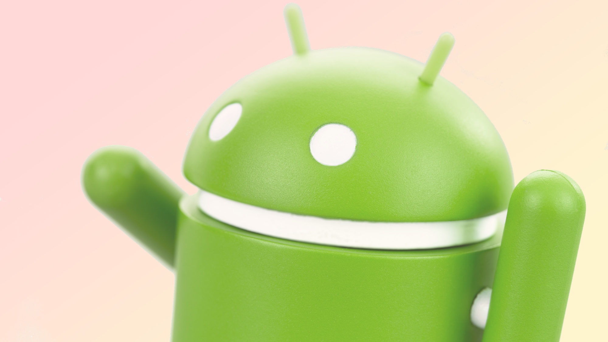 Πράσινο ρομπότ Android σε φόντο ροδάκινου