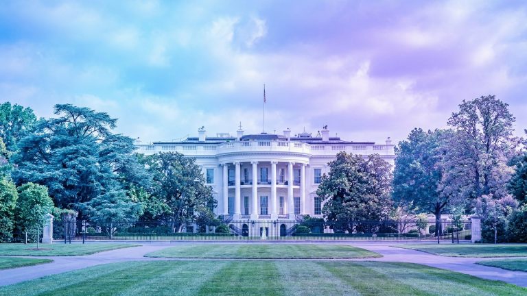 Ο Λευκός Οίκος παρουσίασε εθνικό πλαίσιο επτά πυλών για την ΤΝ — InfoCom