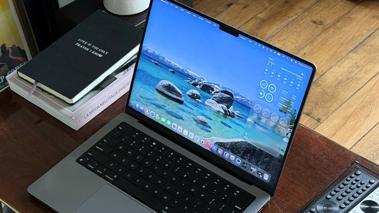 Ένα MacBook Pro που τρέχει macOS Tahoe